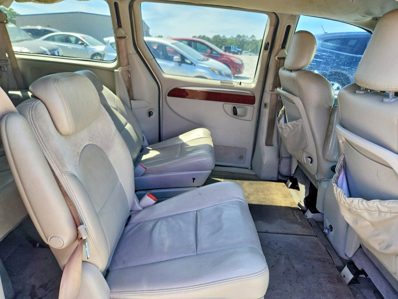 2005 Chrysler Town & Country Limited Gold vin: 2C8GP64L45R286206