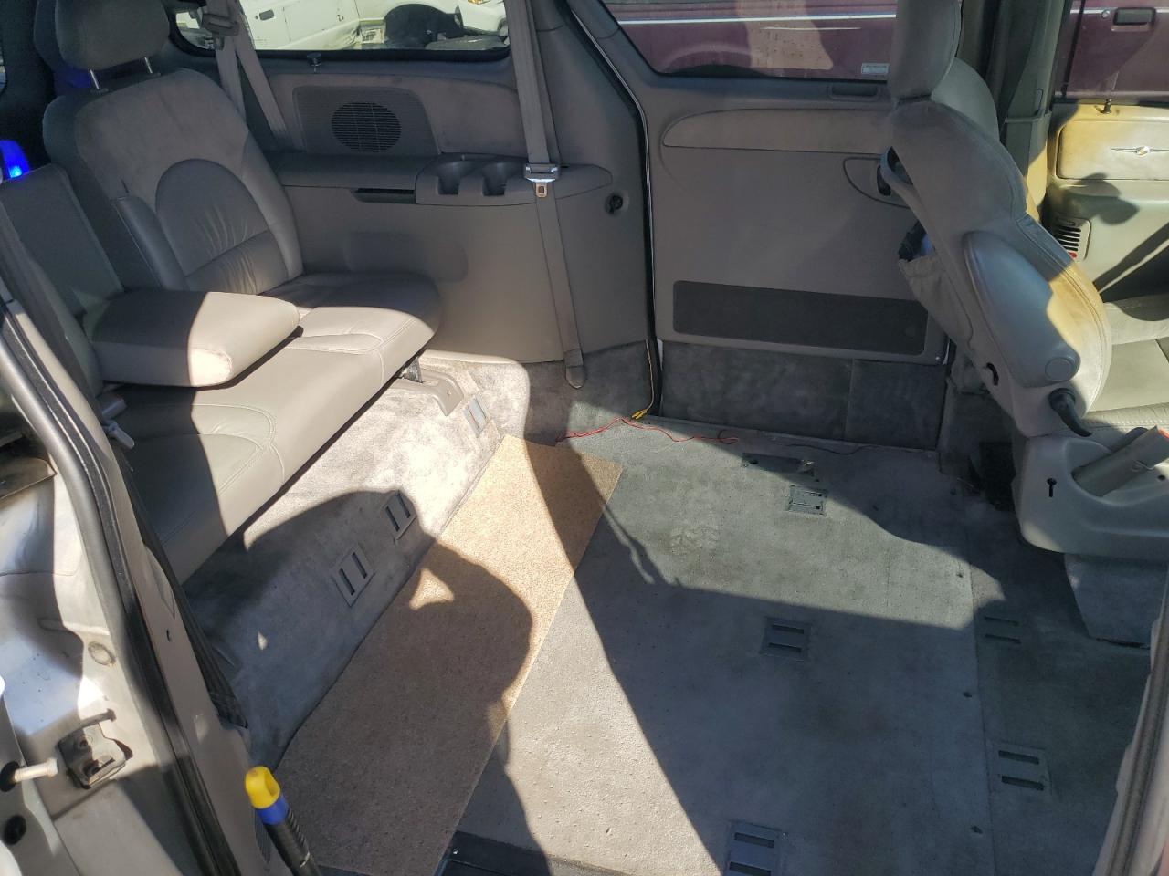 2001 Chrysler Town & Country Limited Silver vin: 2C8GP64L51R240670