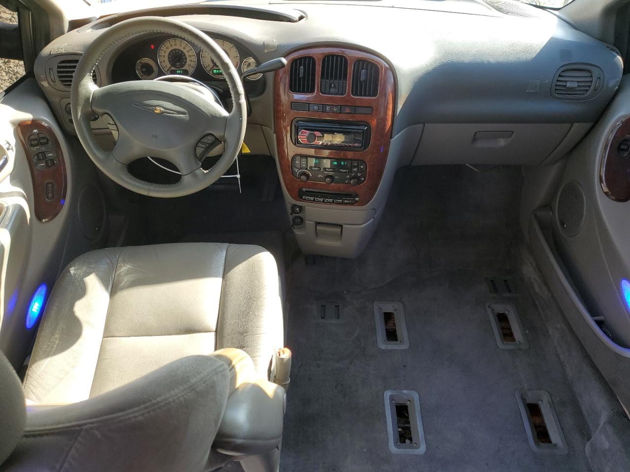 2001 Chrysler Town & Country Limited Silver vin: 2C8GP64L51R240670
