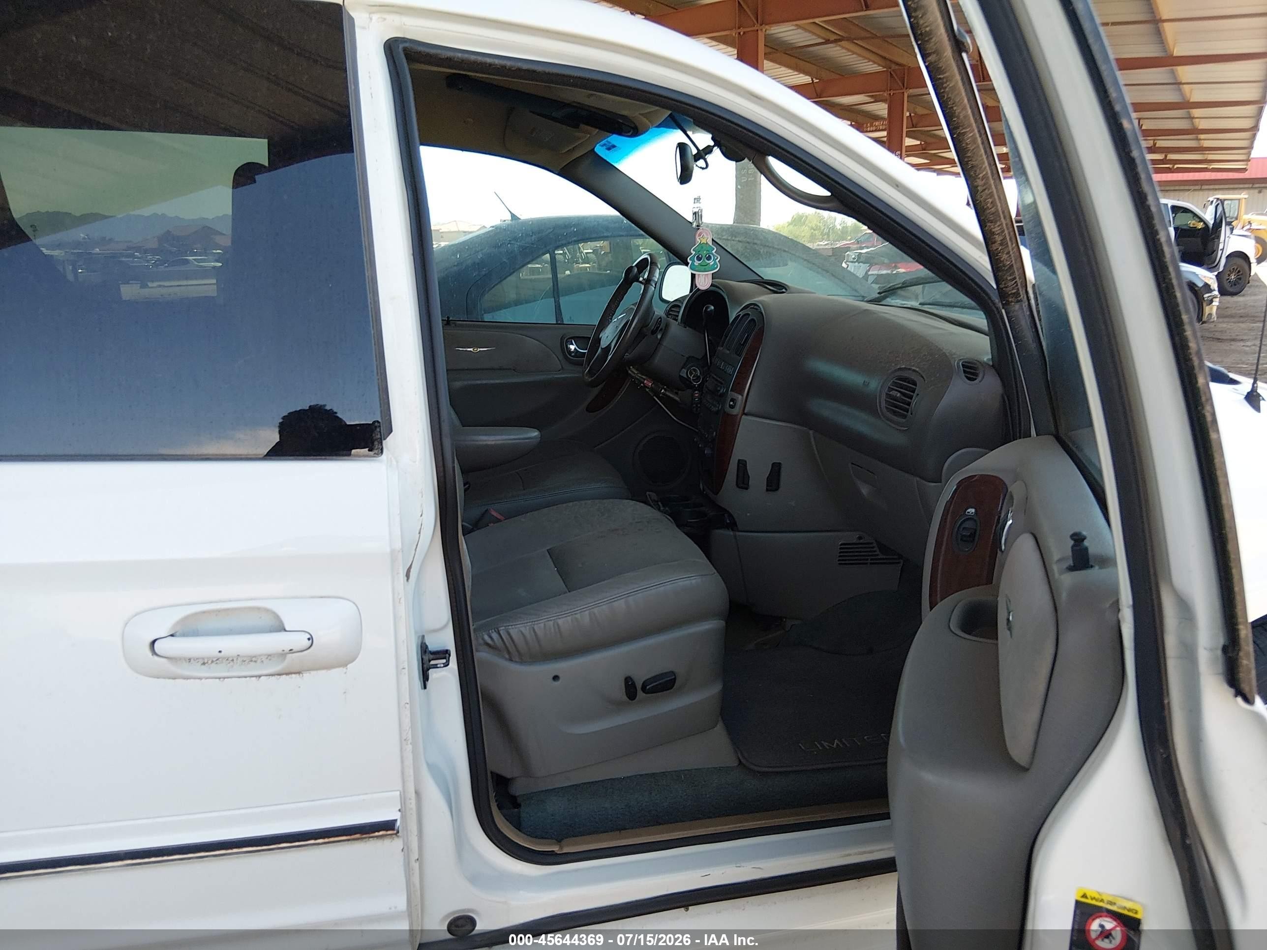 2002 Chrysler Town & Country Limited White vin: 2C8GP64L52R533230