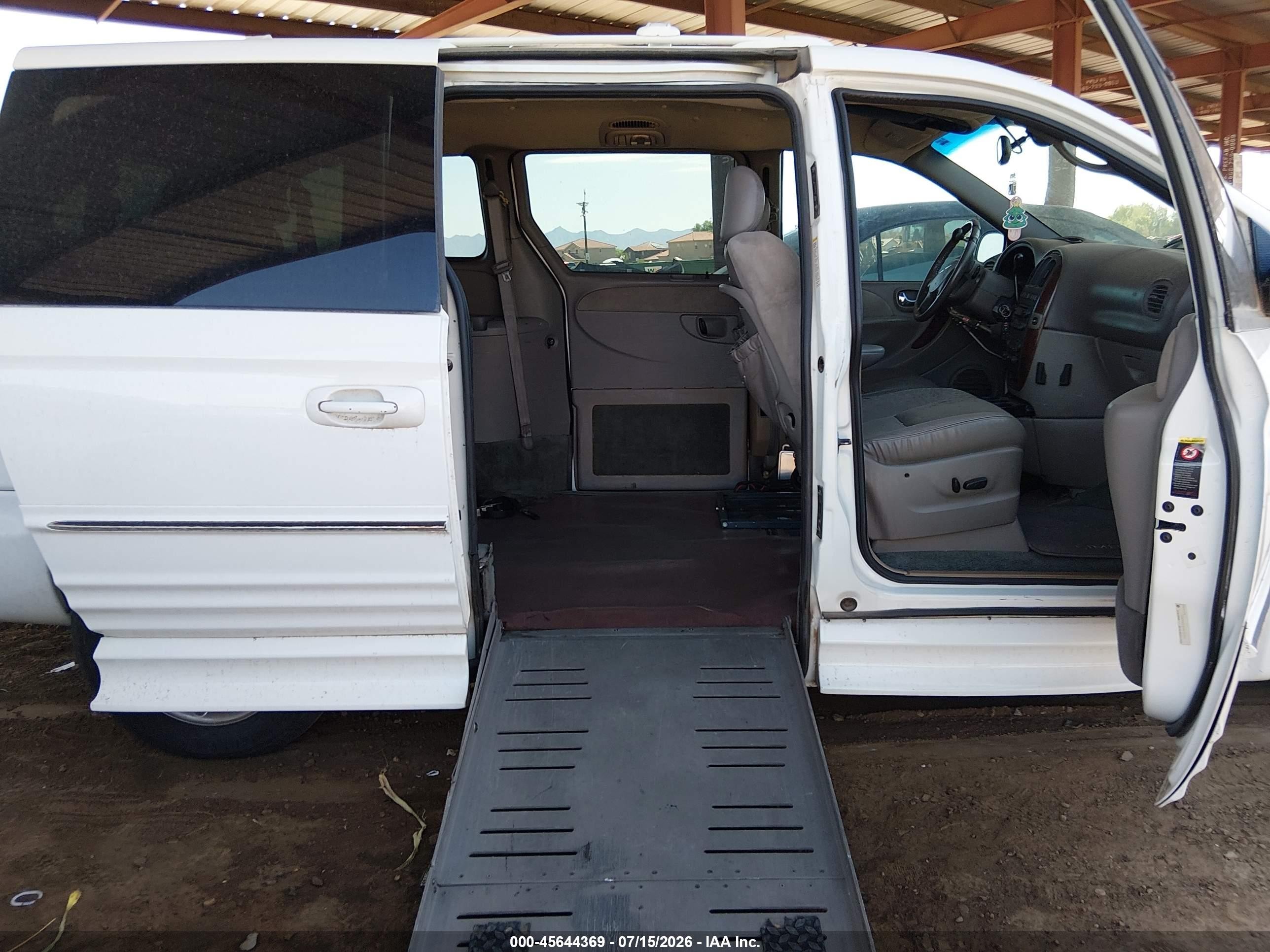 2002 Chrysler Town & Country Limited White vin: 2C8GP64L52R533230