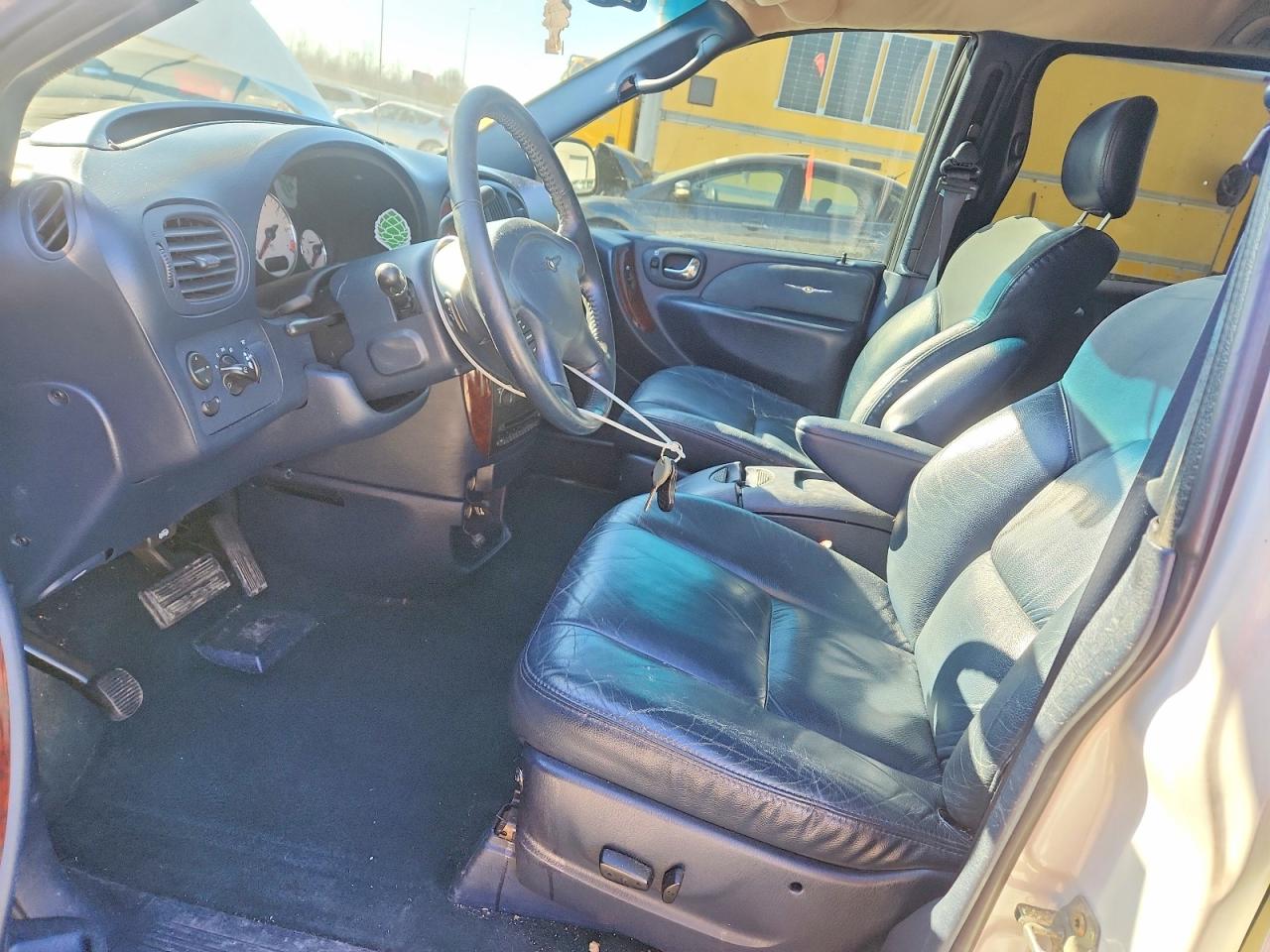 2003 Chrysler Town & Country Limited White vin: 2C8GP64L53R108320