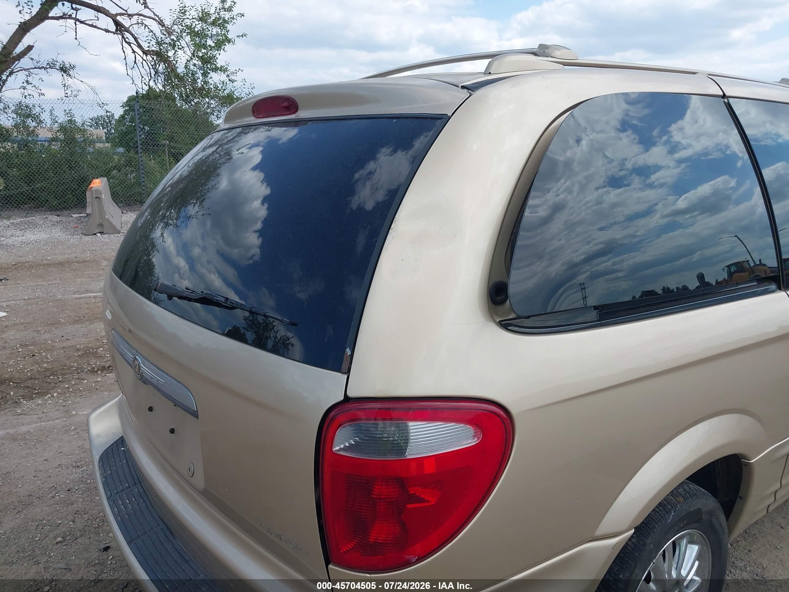 2001 Chrysler Town & Country Limited Gold vin: 2C8GP64L61R139797