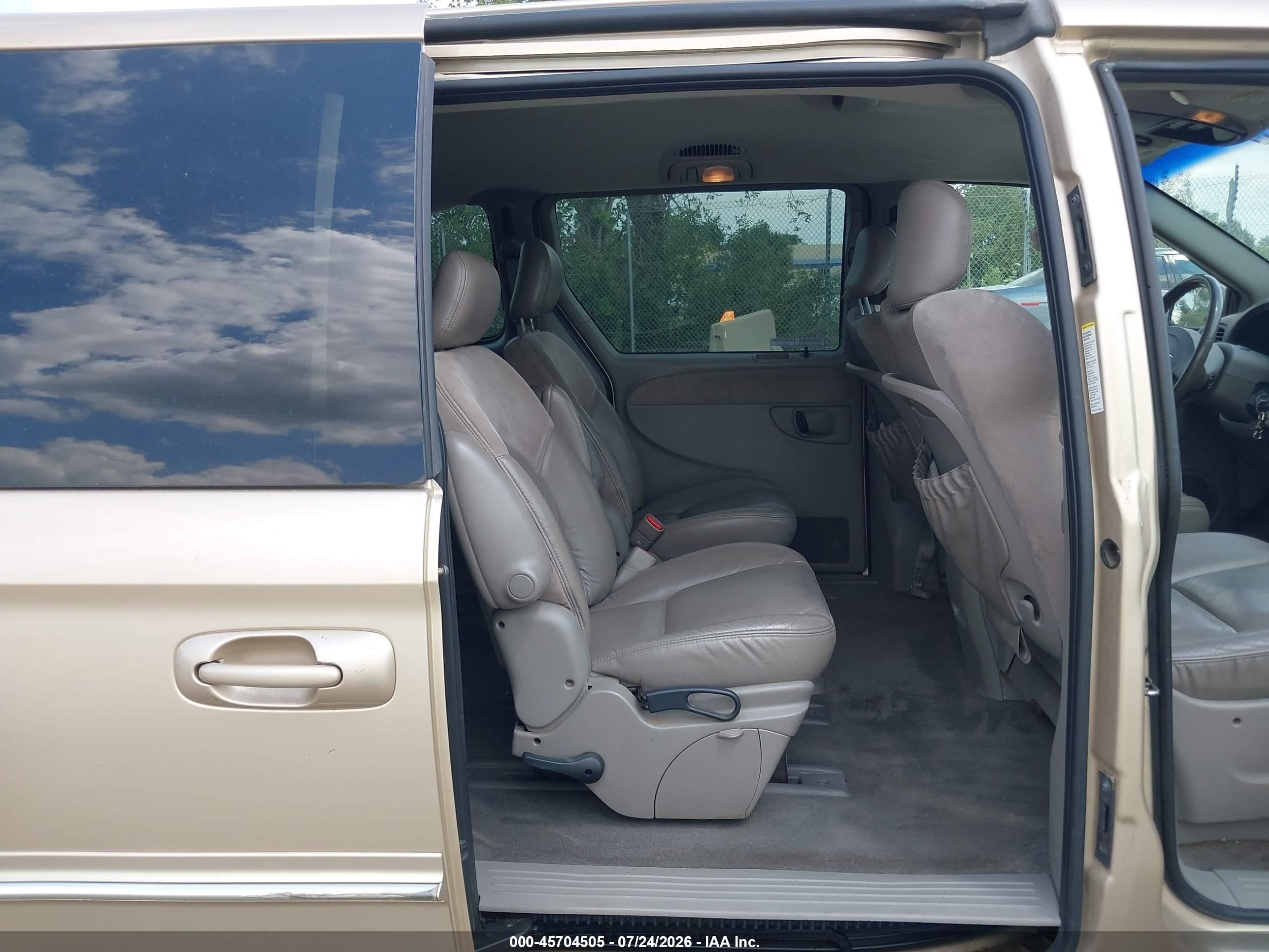 2001 Chrysler Town & Country Limited Gold vin: 2C8GP64L61R139797