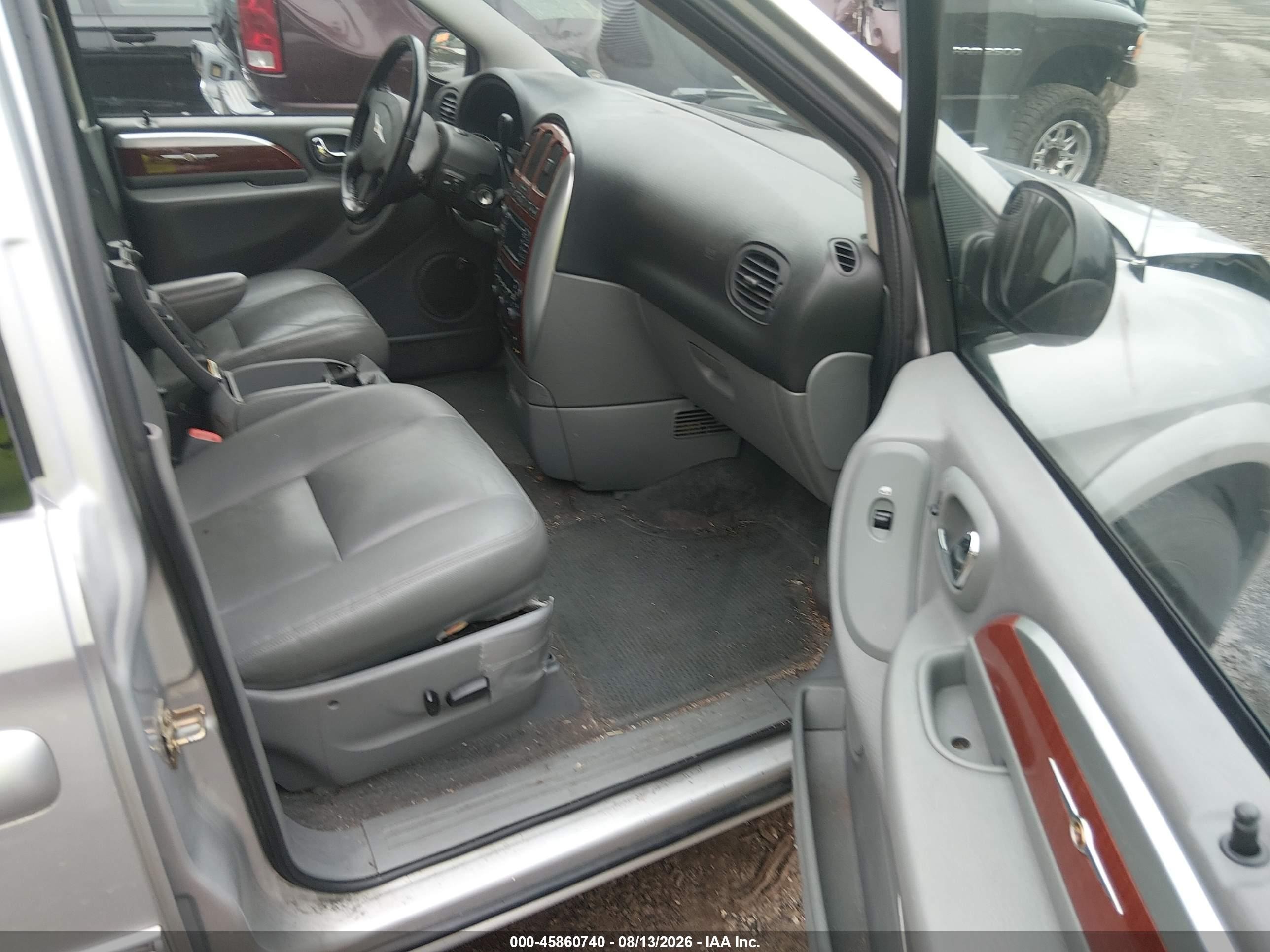2005 Chrysler Town & Country Limited Silver vin: 2C8GP64L65R418429