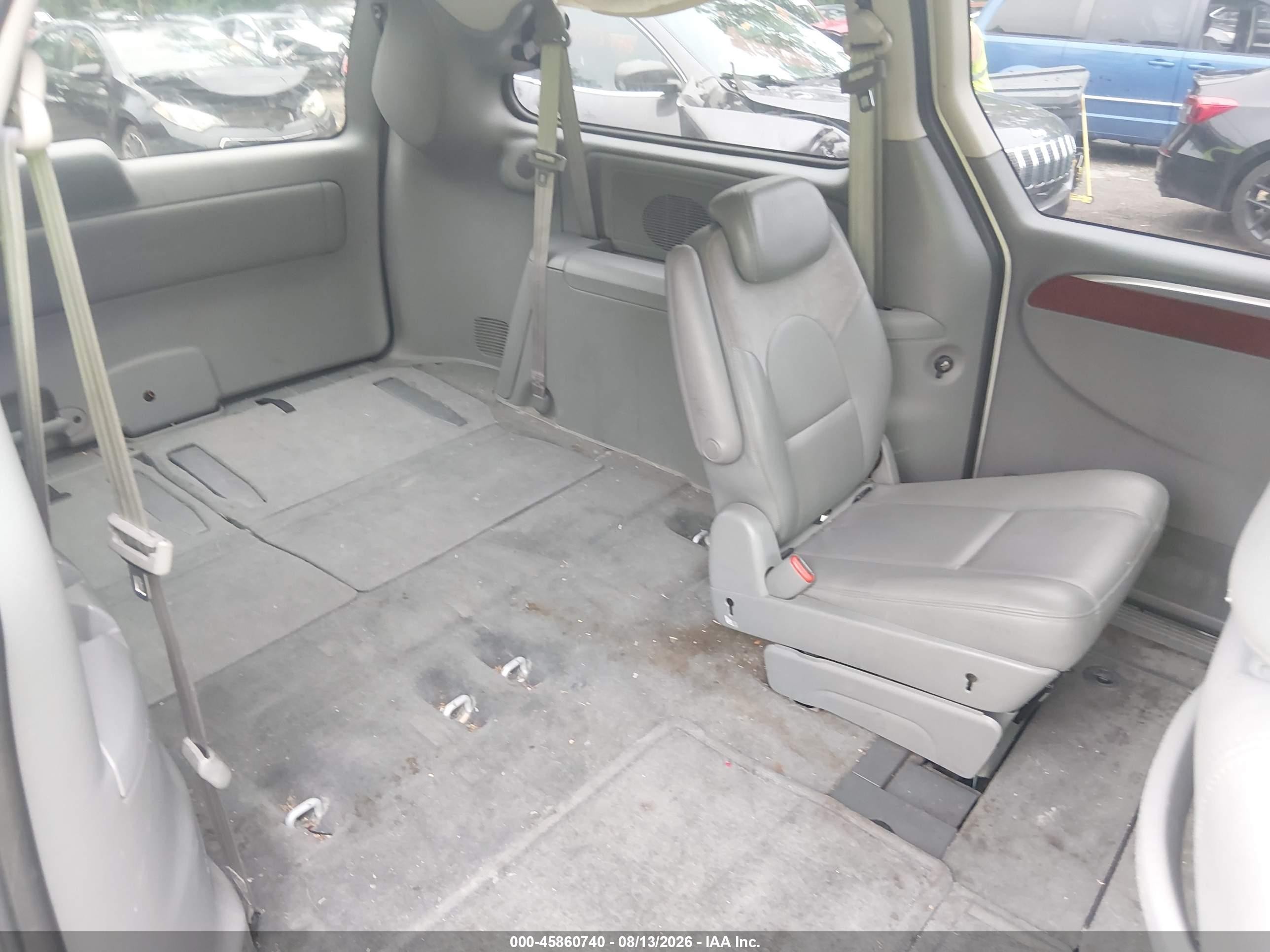 2005 Chrysler Town & Country Limited Silver vin: 2C8GP64L65R418429