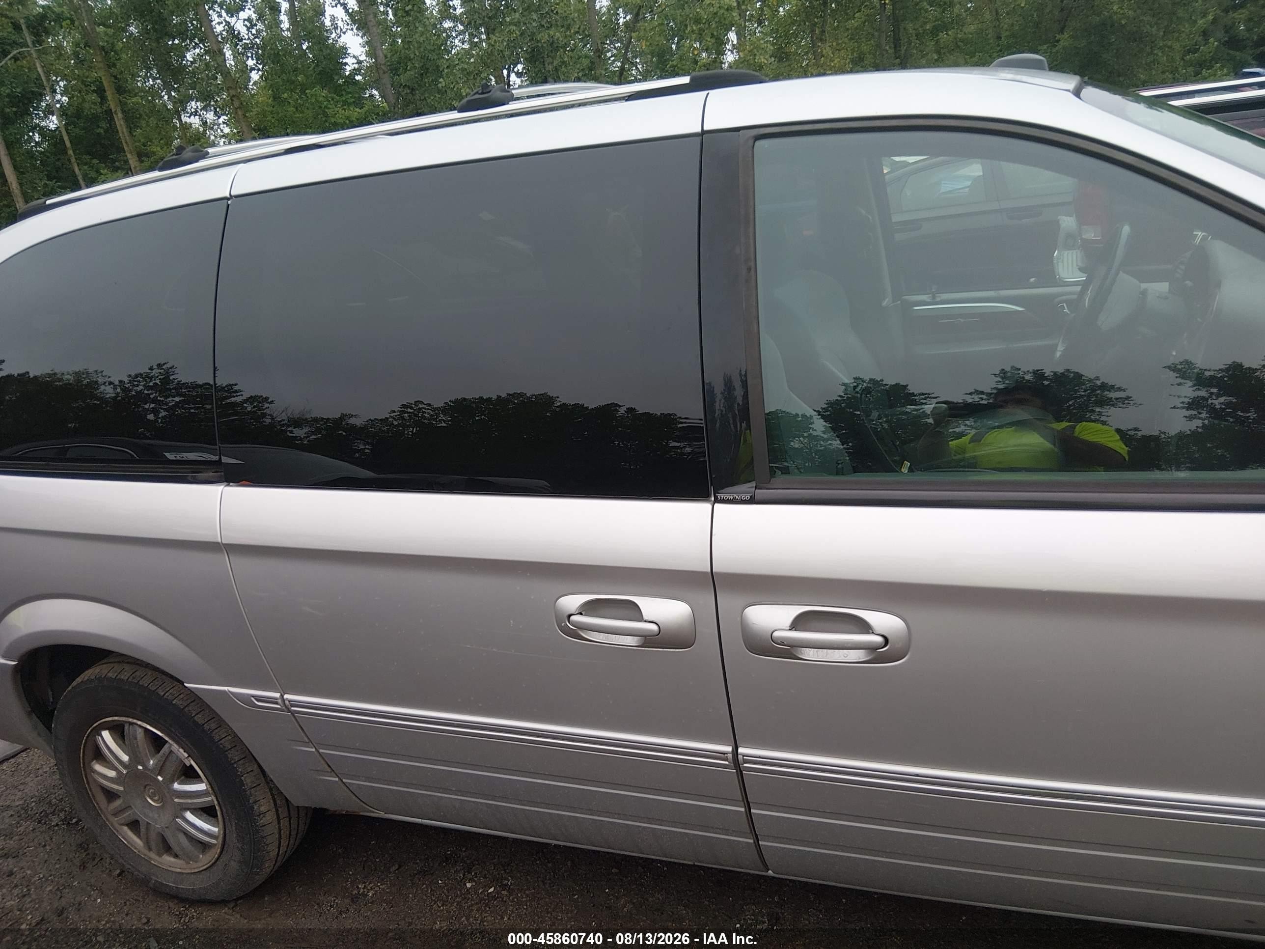 2005 Chrysler Town & Country Limited Silver vin: 2C8GP64L65R418429