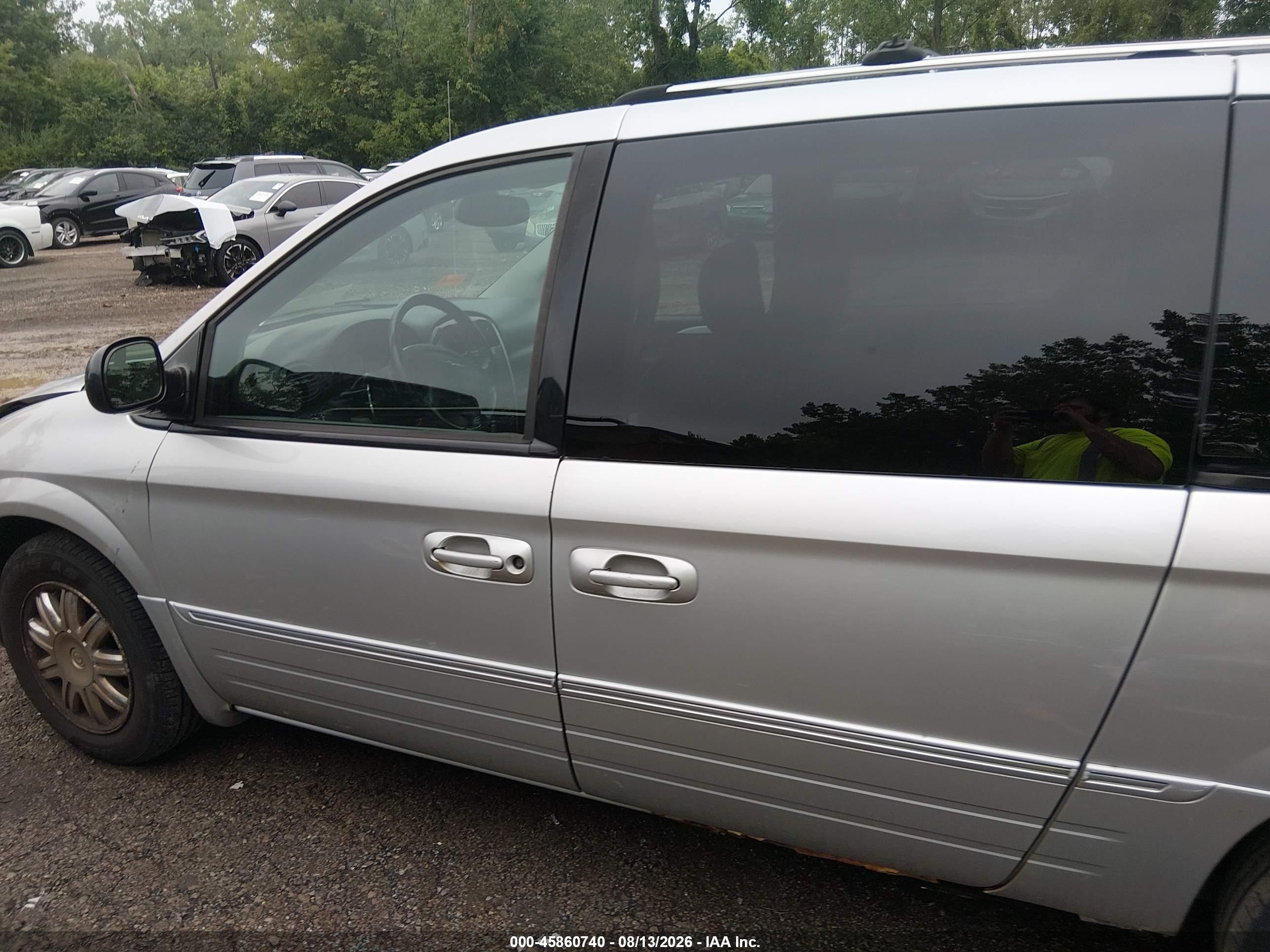 2005 Chrysler Town & Country Limited Silver vin: 2C8GP64L65R418429