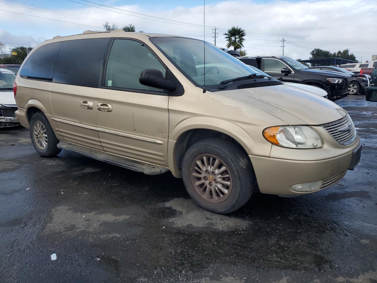 2001 Chrysler Town & Country Limited Gold vin: 2C8GP64L71R147357