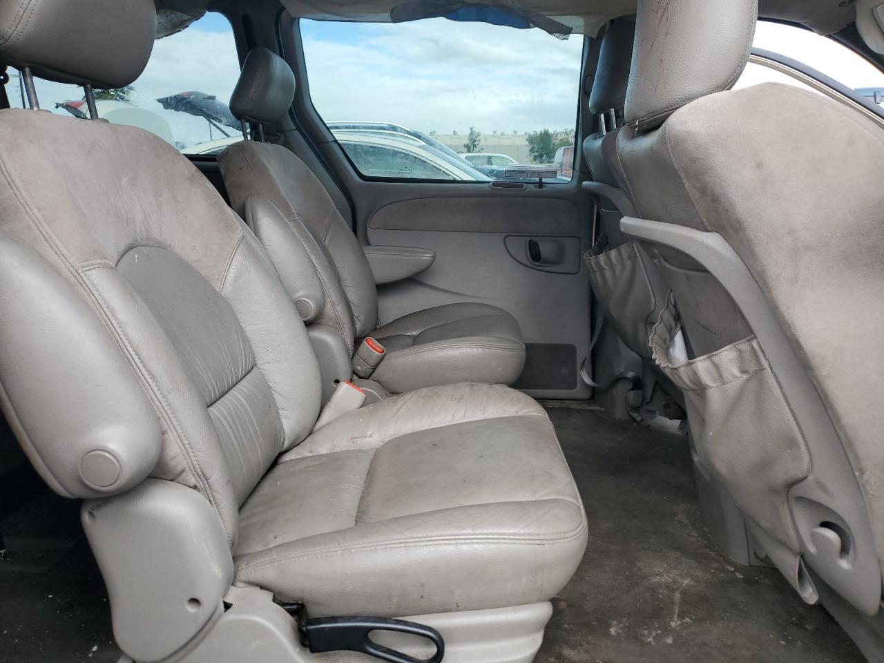 2001 Chrysler Town & Country Limited Gold vin: 2C8GP64L71R147357