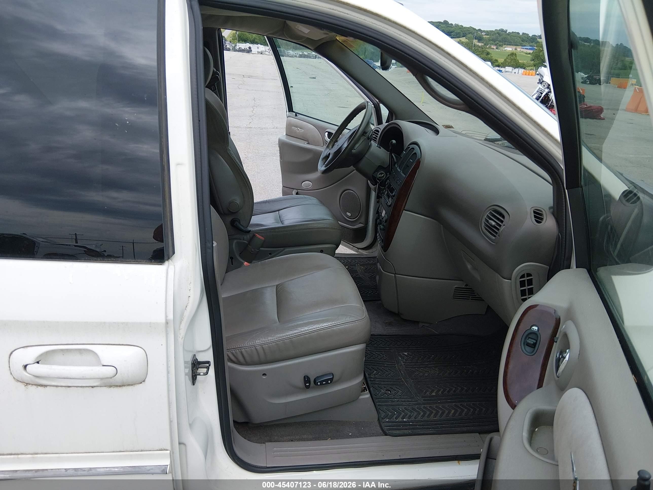 2001 Chrysler Town & Country Limited Белый vin: 2C8GP64L81R184739