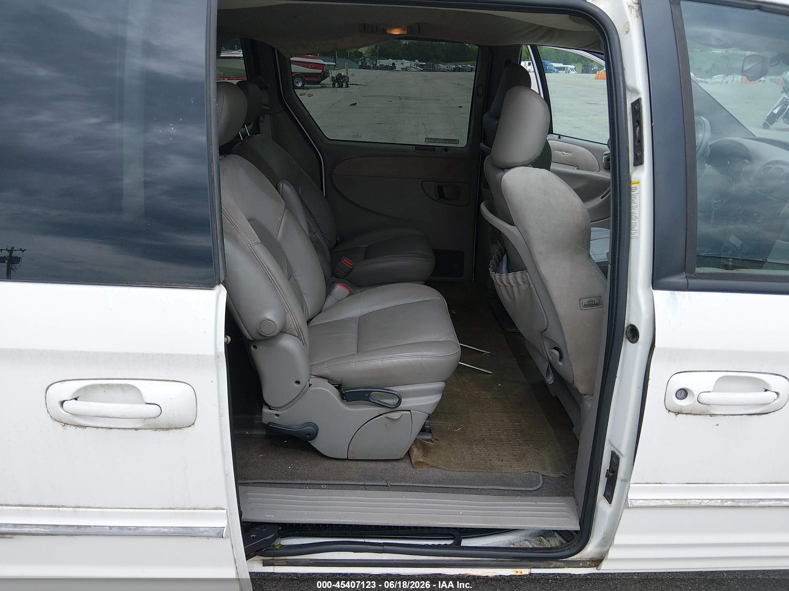 2001 Chrysler Town & Country Limited Белый vin: 2C8GP64L81R184739