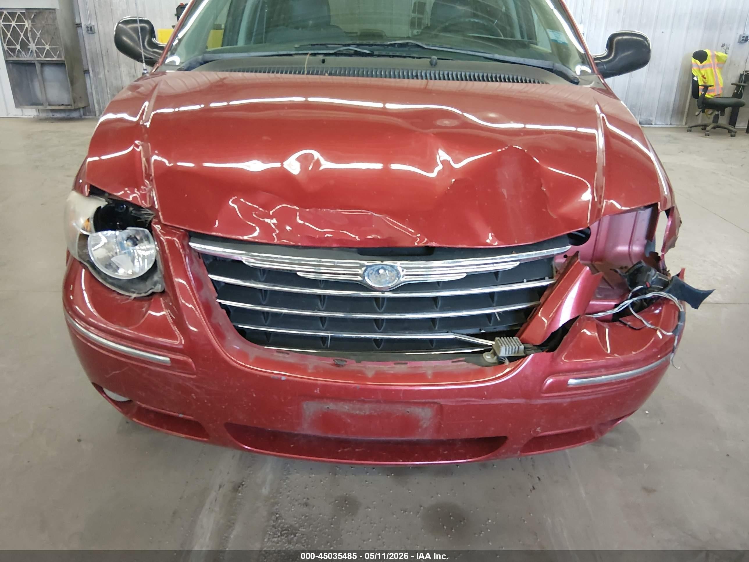 2005 Chrysler Town & Country Limited Красный vin: 2C8GP64L85R196654