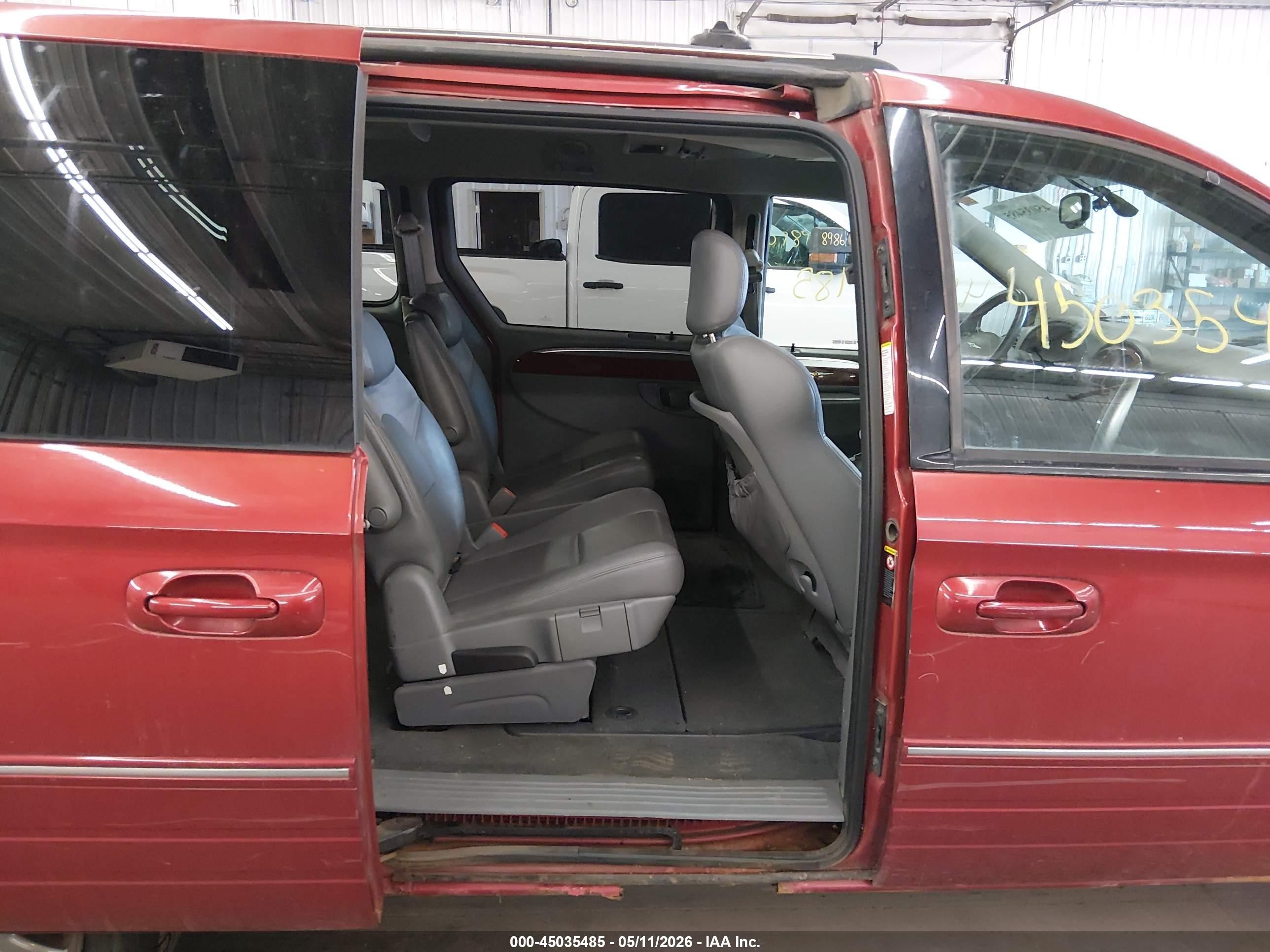 2005 Chrysler Town & Country Limited Красный vin: 2C8GP64L85R196654
