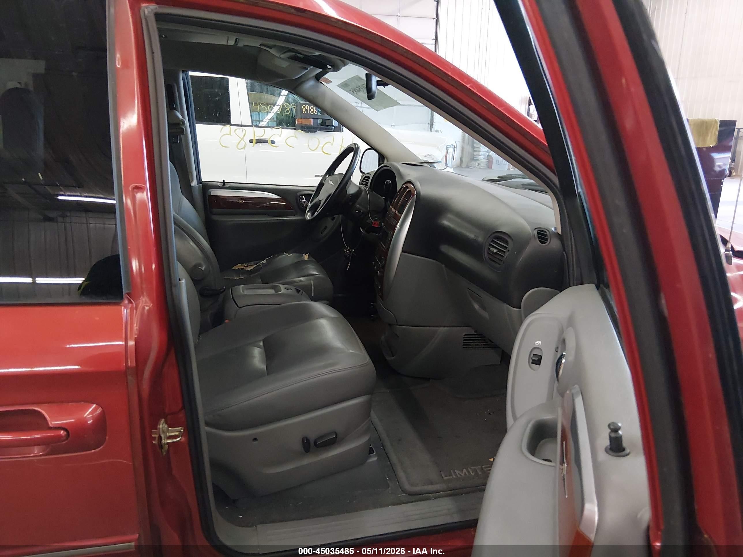 2005 Chrysler Town & Country Limited Красный vin: 2C8GP64L85R196654