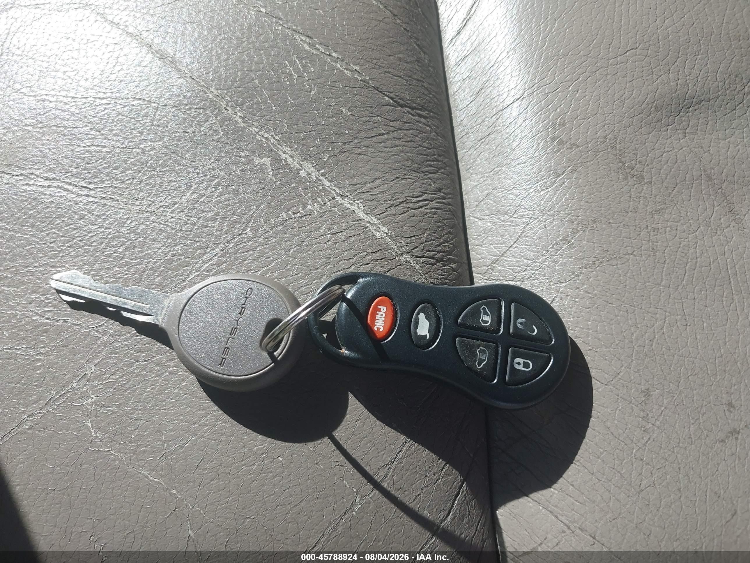 2002 Chrysler Town & Country Limited Белый vin: 2C8GP64LX2R550962