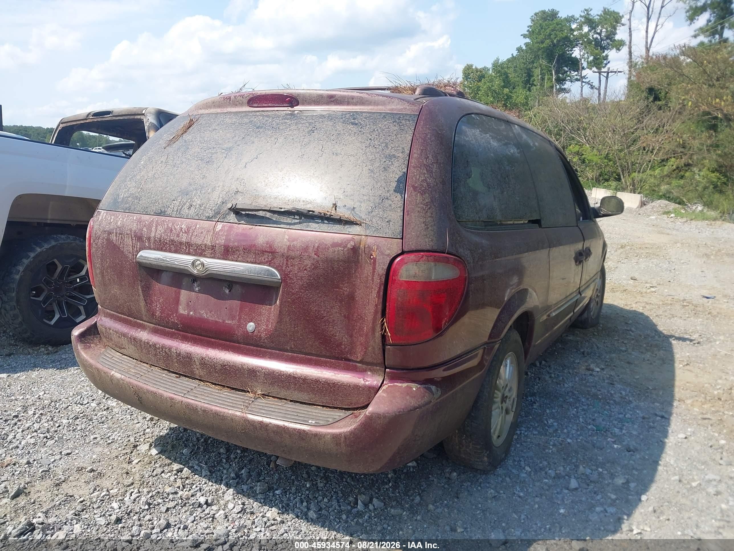 2002 Chrysler Town & Country Limited Red vin: 2C8GP64LX2R796975