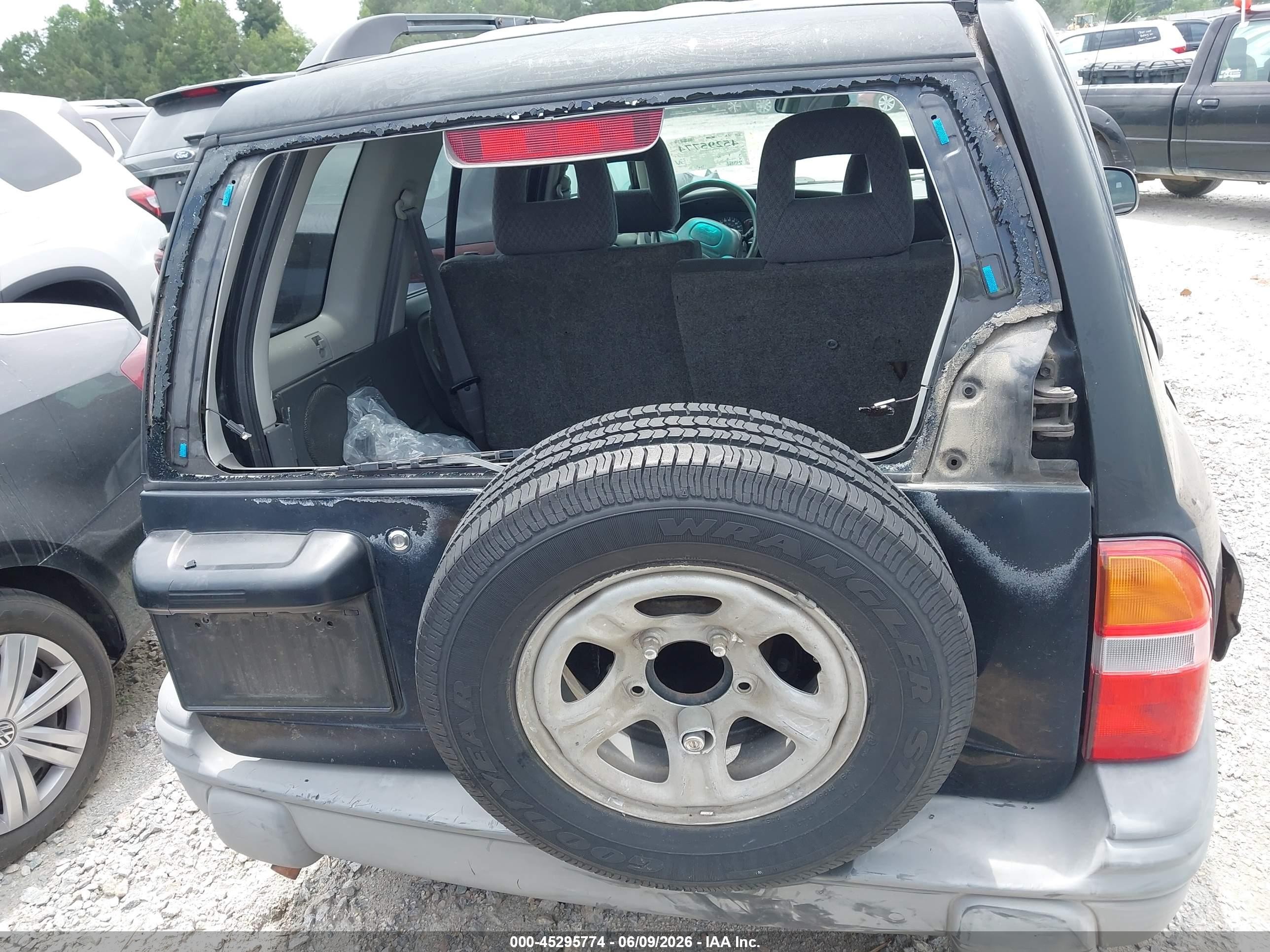 2003 Chevrolet Tracker Hard Top Base Черный vin: 2CNBE13C236950860
