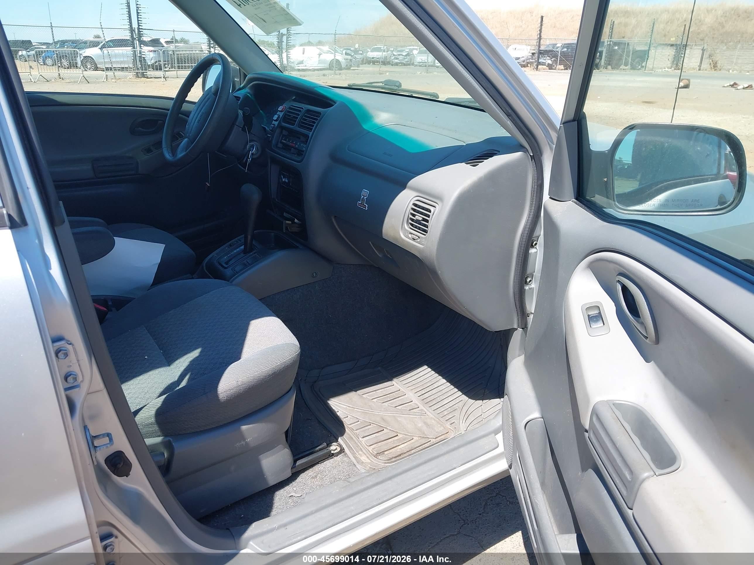 2003 Chevrolet Tracker Hard Top Base Silver vin: 2CNBE13C836951690