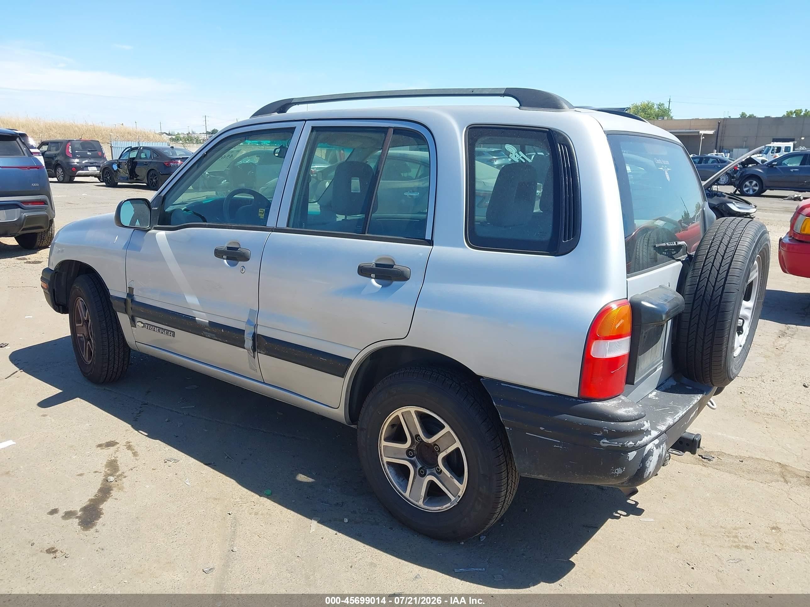 2003 Chevrolet Tracker Hard Top Base Silver vin: 2CNBE13C836951690