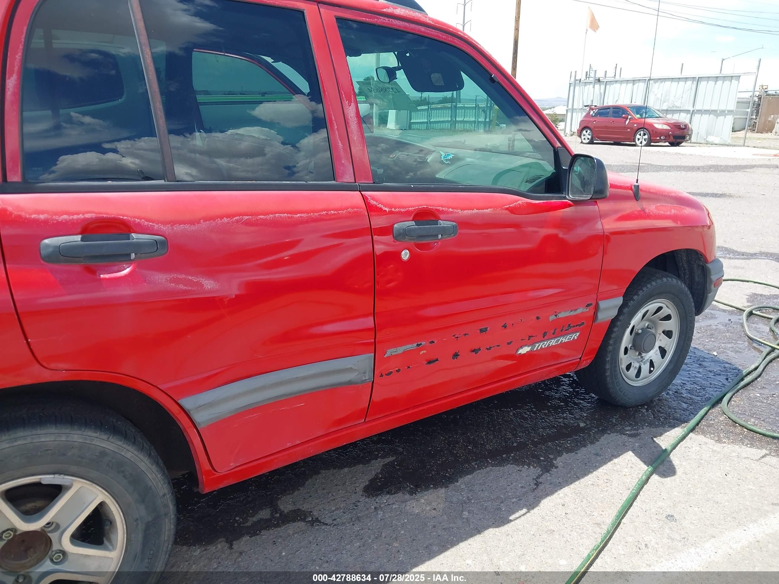 2004 Chevrolet Tracker   Red vin: 2CNBJ134346918005