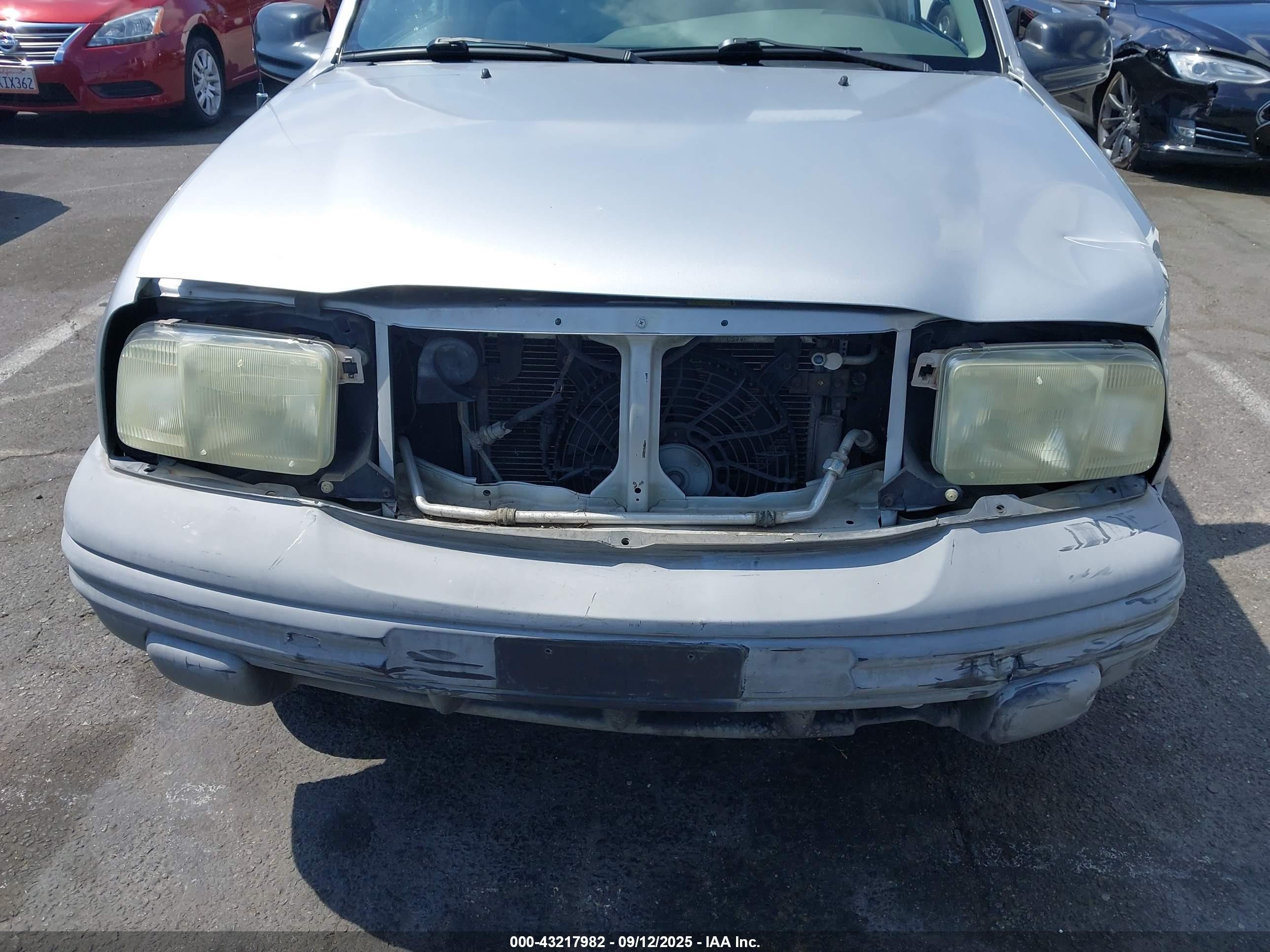 2004 Chevrolet Tracker   Silver vin: 2CNBJ134446905375