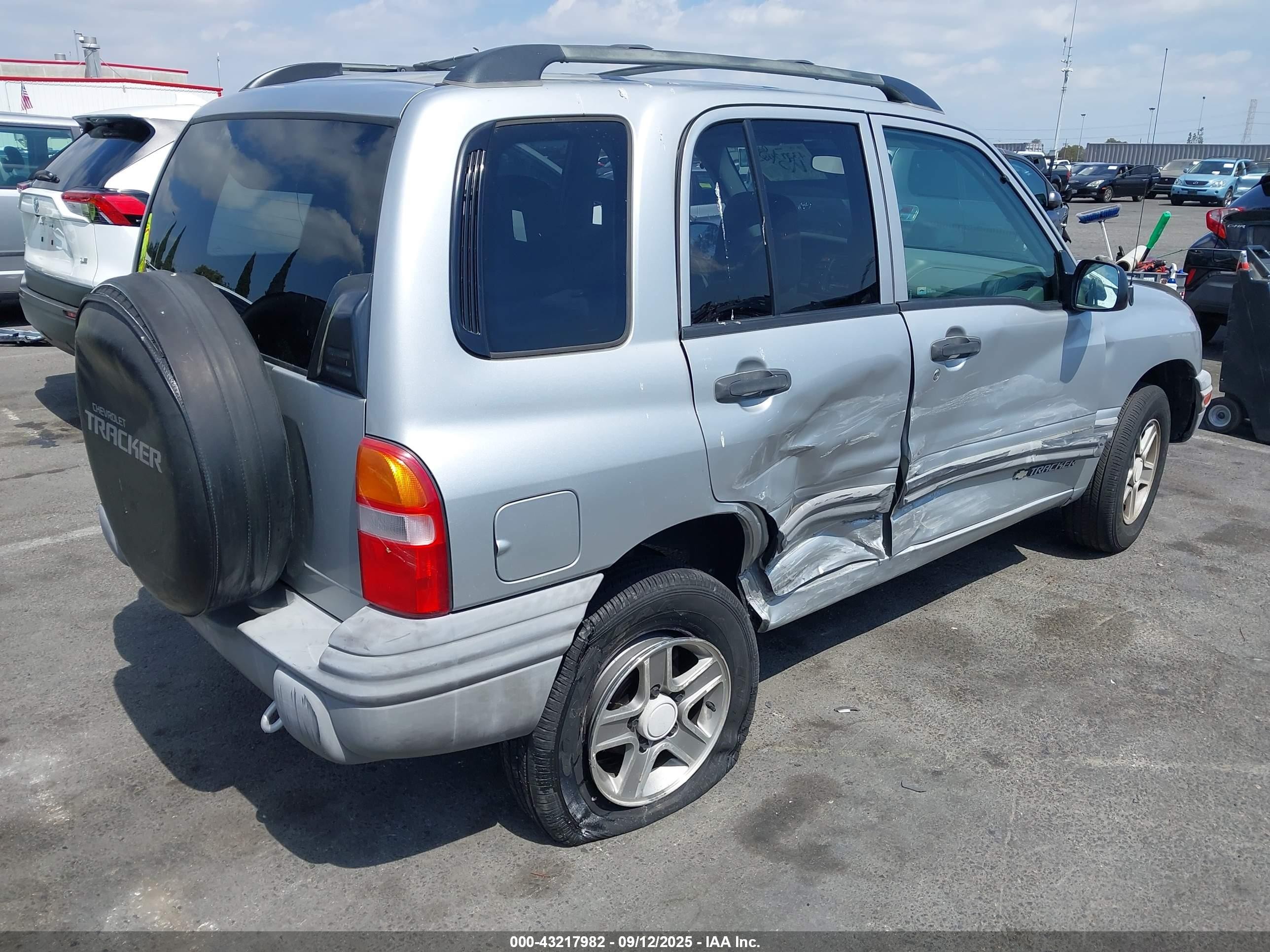 2004 Chevrolet Tracker   Silver vin: 2CNBJ134446905375