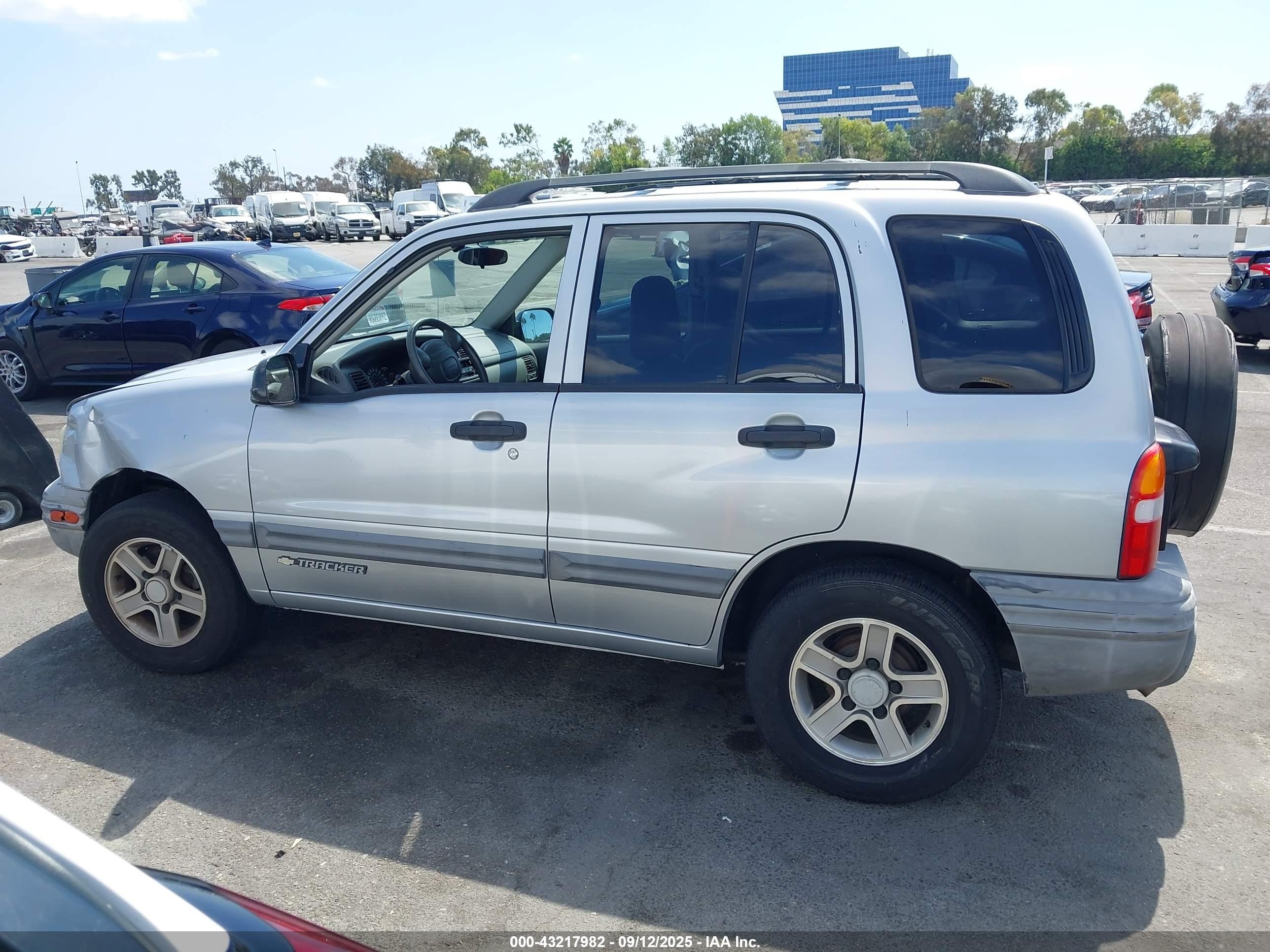 2004 Chevrolet Tracker   Silver vin: 2CNBJ134446905375