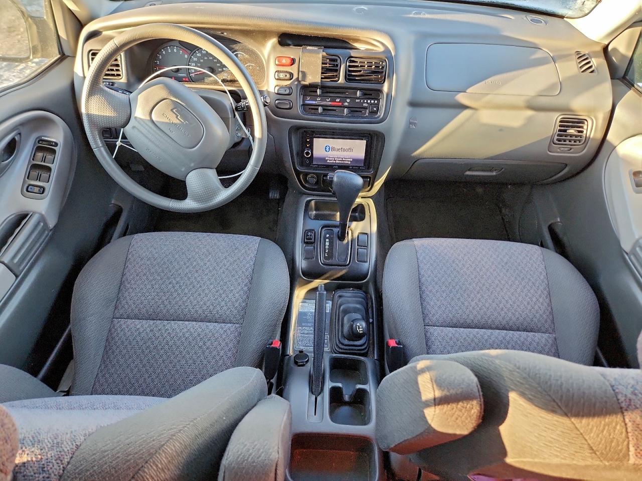 2004 Chevrolet Tracker Silver vin: 2CNBJ134746915561