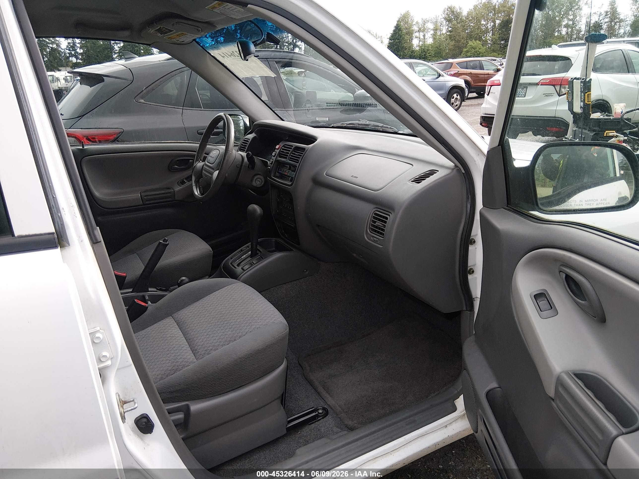 2004 Chevrolet Tracker   White vin: 2CNBJ134946907266