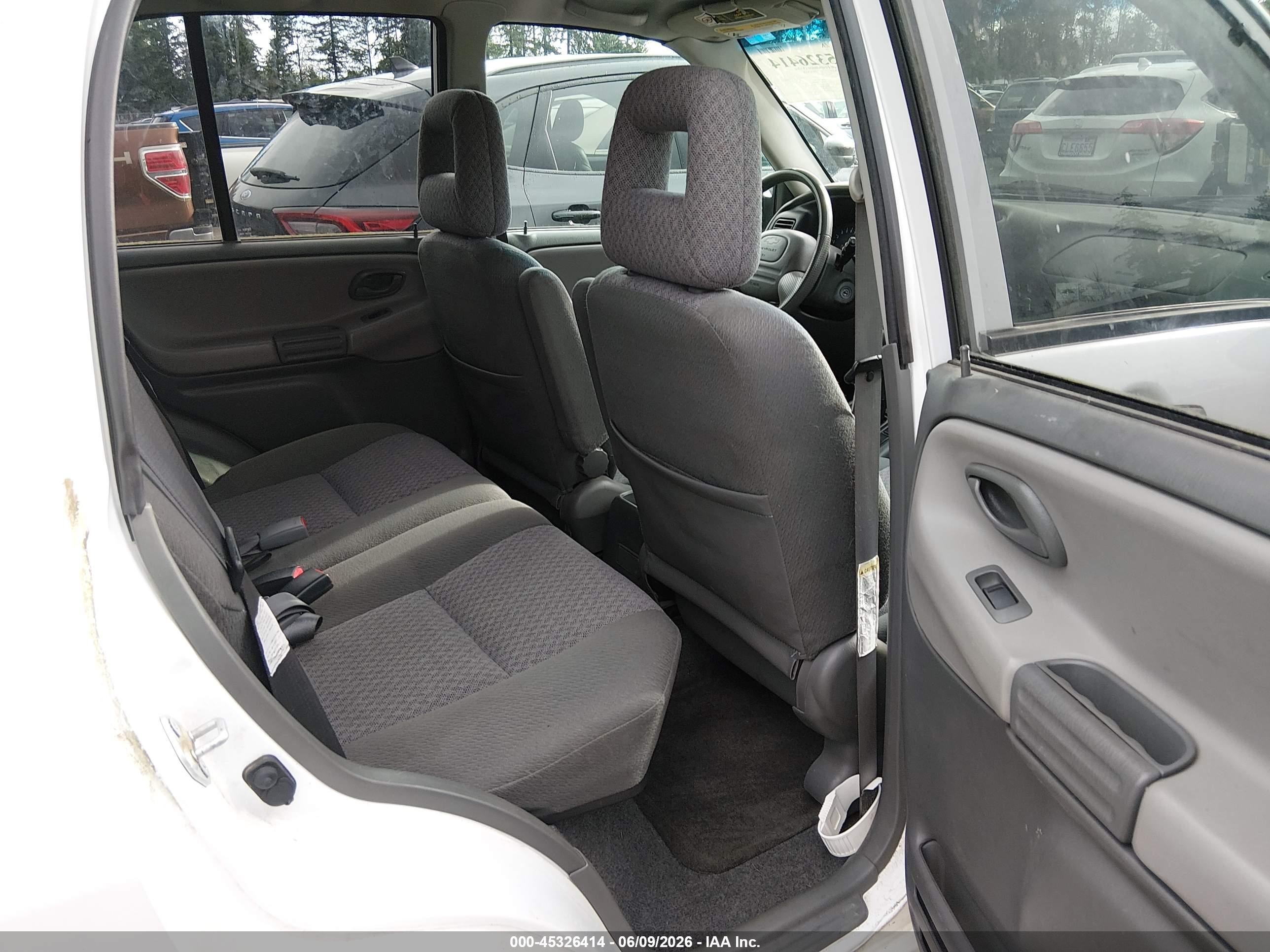 2004 Chevrolet Tracker   White vin: 2CNBJ134946907266