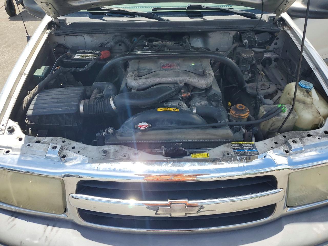 2003 Chevrolet Tracker Silver vin: 2CNBJ134X36928206