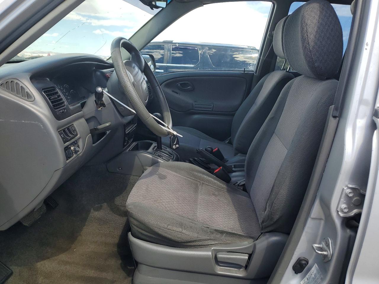 2000 Chevrolet Tracker Silver vin: 2CNBJ13C0Y6939603