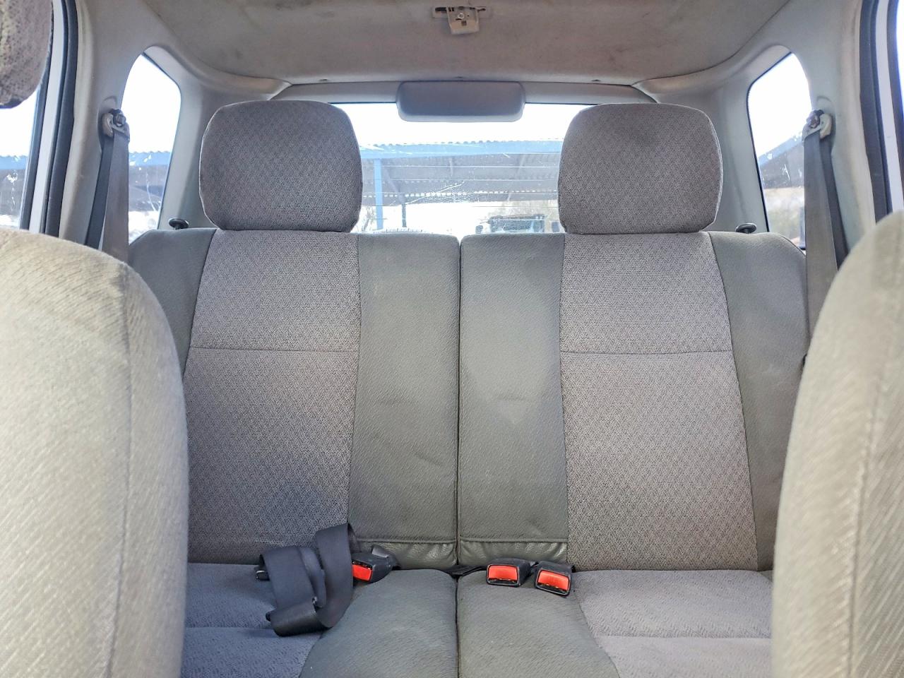 2000 Chevrolet Tracker Silver vin: 2CNBJ13C0Y6939603