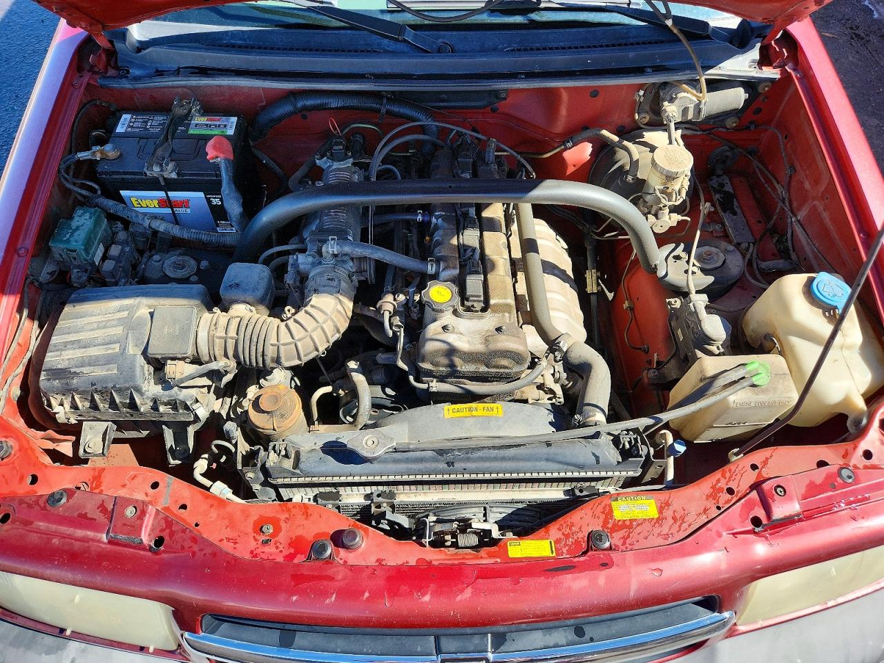 2000 Chevrolet Tracker Burgundy vin: 2CNBJ13C2Y6938596