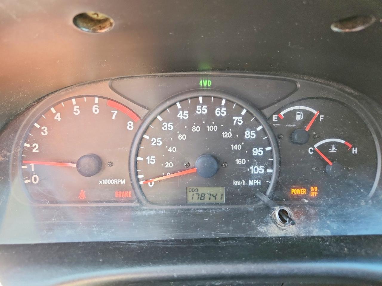 2000 Chevrolet Tracker Burgundy vin: 2CNBJ13C2Y6938596