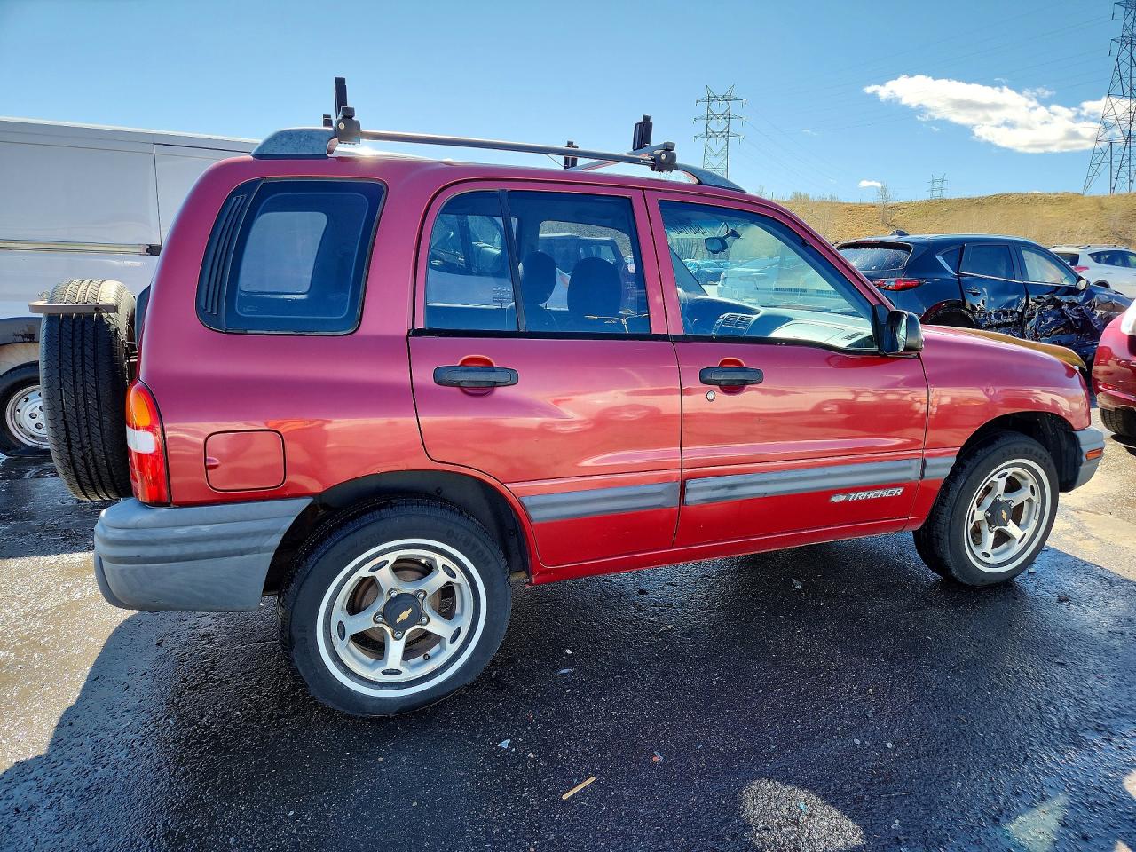 2000 Chevrolet Tracker Burgundy vin: 2CNBJ13C2Y6938596