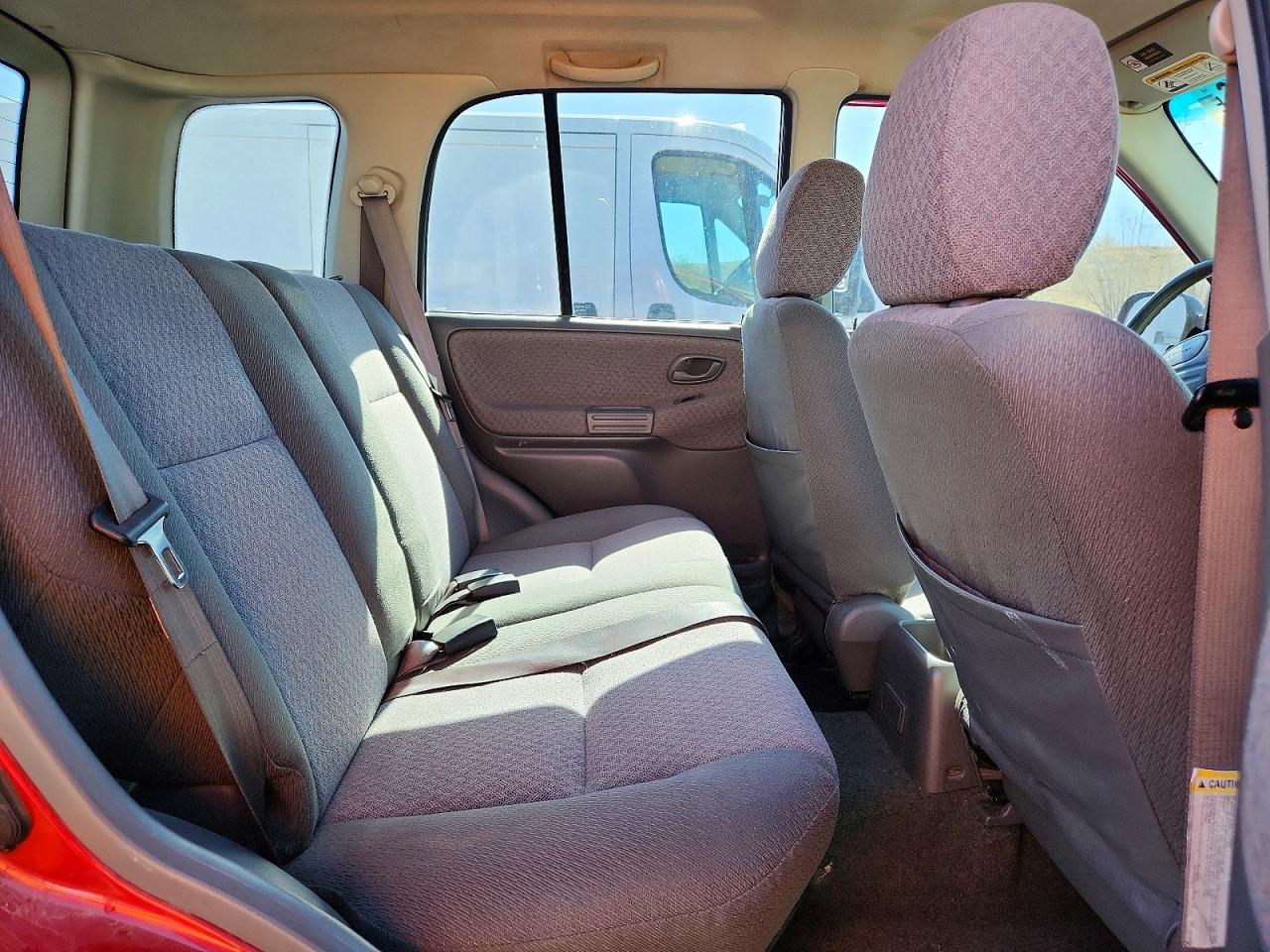 2000 Chevrolet Tracker Burgundy vin: 2CNBJ13C2Y6938596