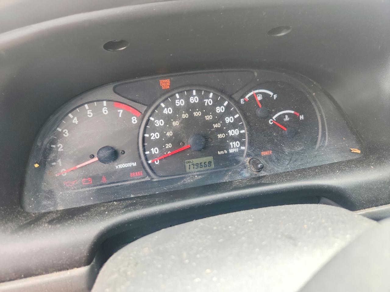 2002 Chevrolet Tracker Burgundy vin: 2CNBJ13C526943654