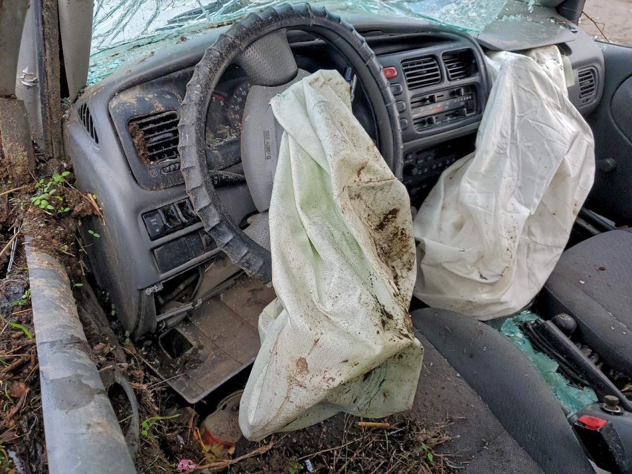 2000 Chev Tracker Серебряный vin: 2CNBJ13C6Y6910753