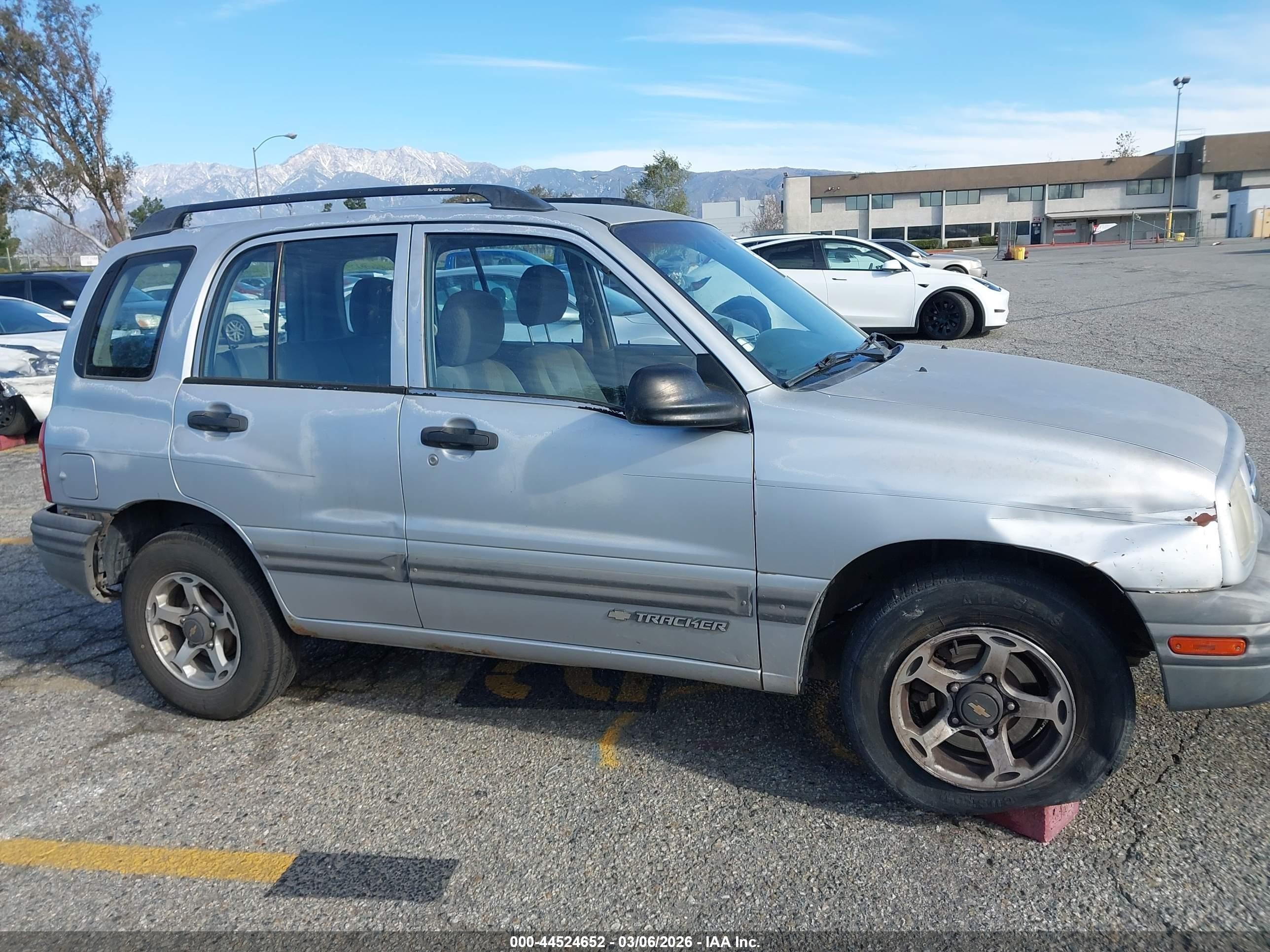 2000 Chevrolet Tracker Hard Top Silver vin: 2CNBJ13CXY6919553