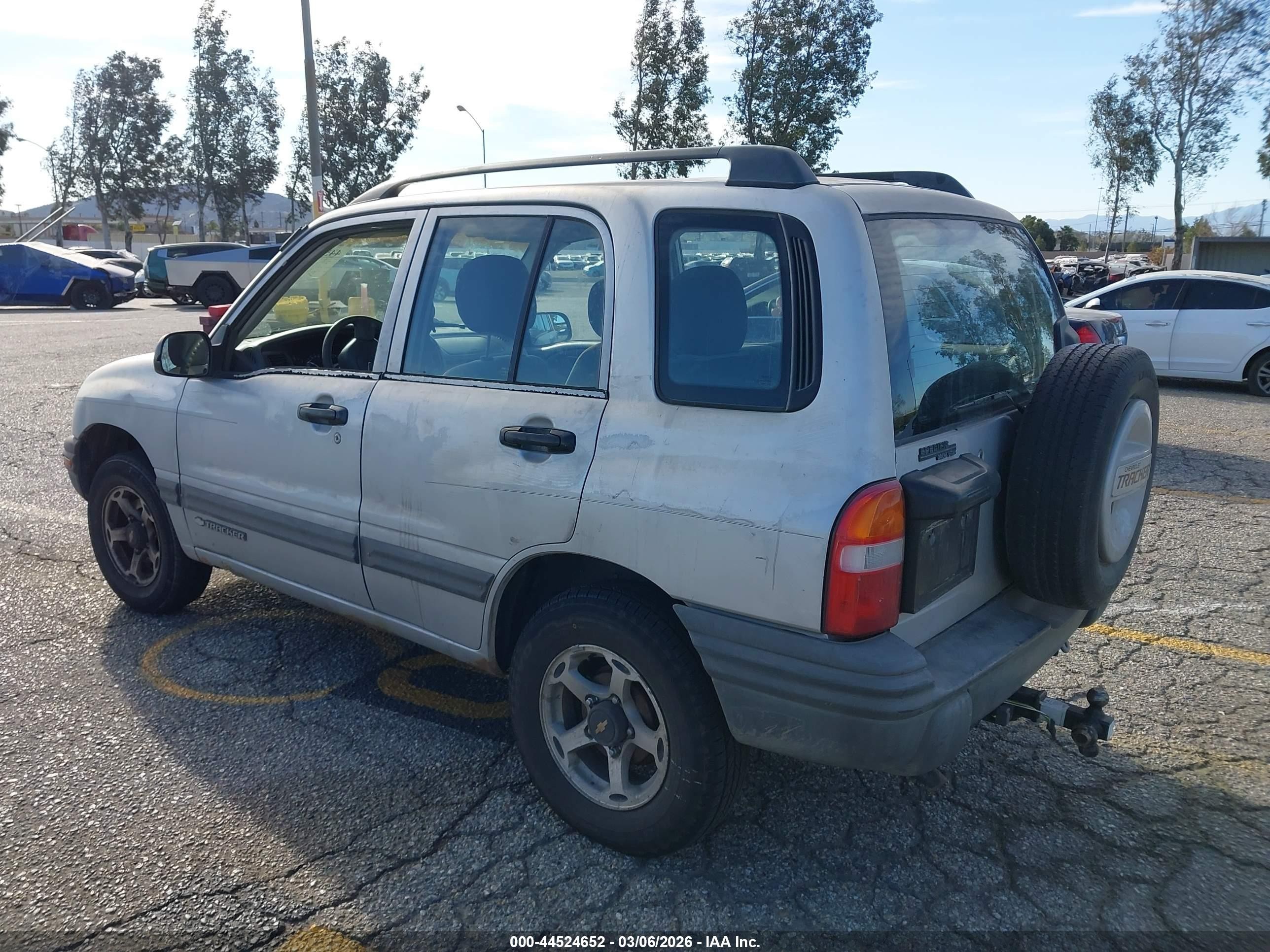 2000 Chevrolet Tracker Hard Top Silver vin: 2CNBJ13CXY6919553