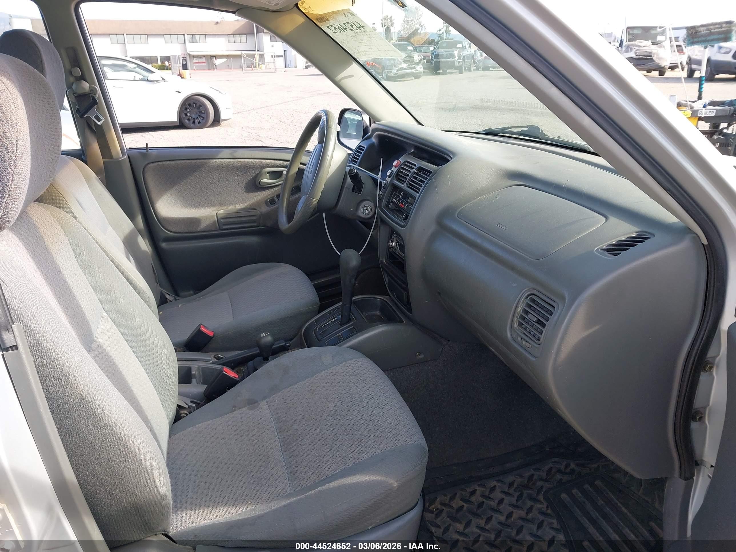 2000 Chevrolet Tracker Hard Top Silver vin: 2CNBJ13CXY6919553