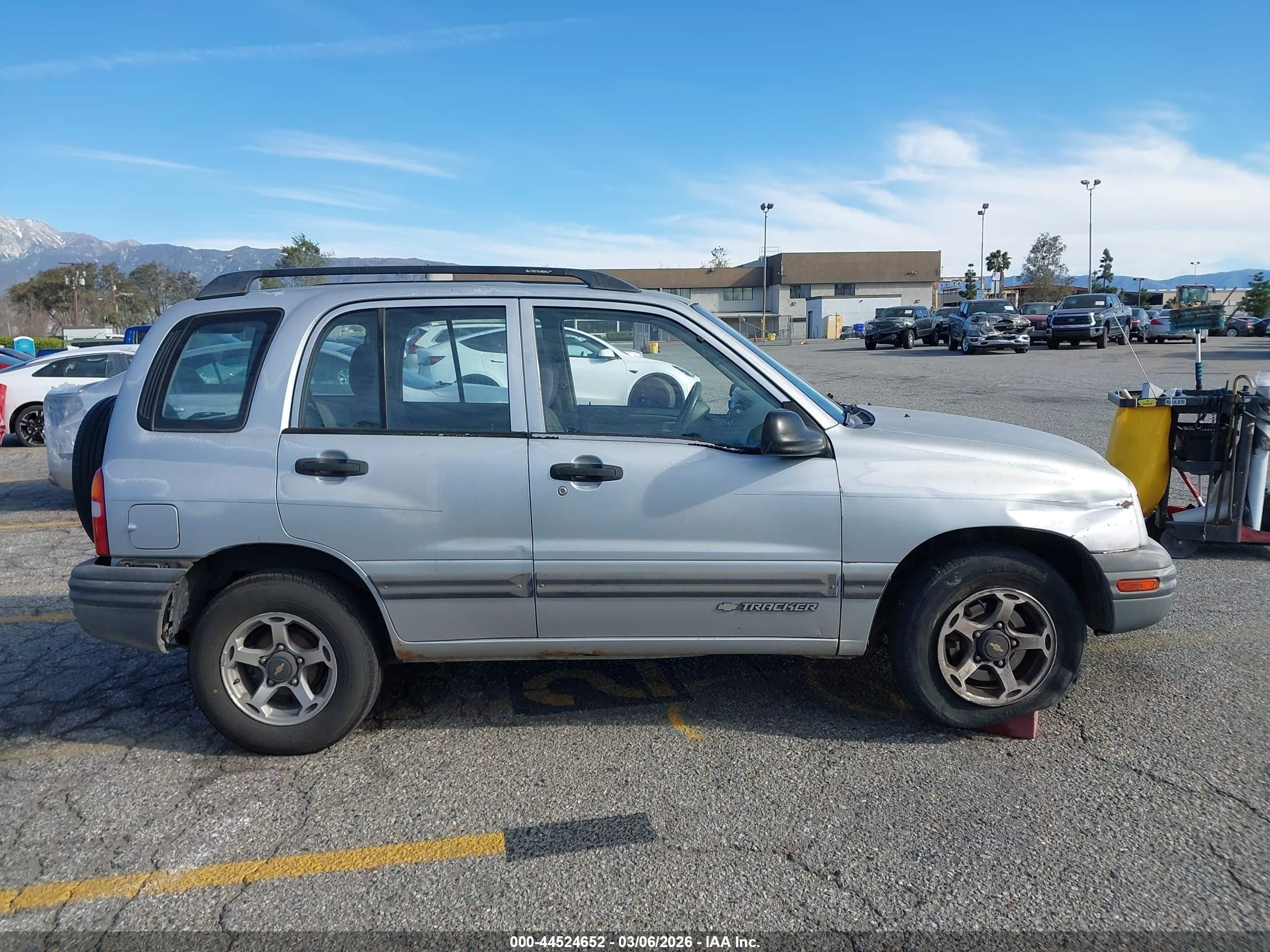 2000 Chevrolet Tracker Hard Top Silver vin: 2CNBJ13CXY6919553
