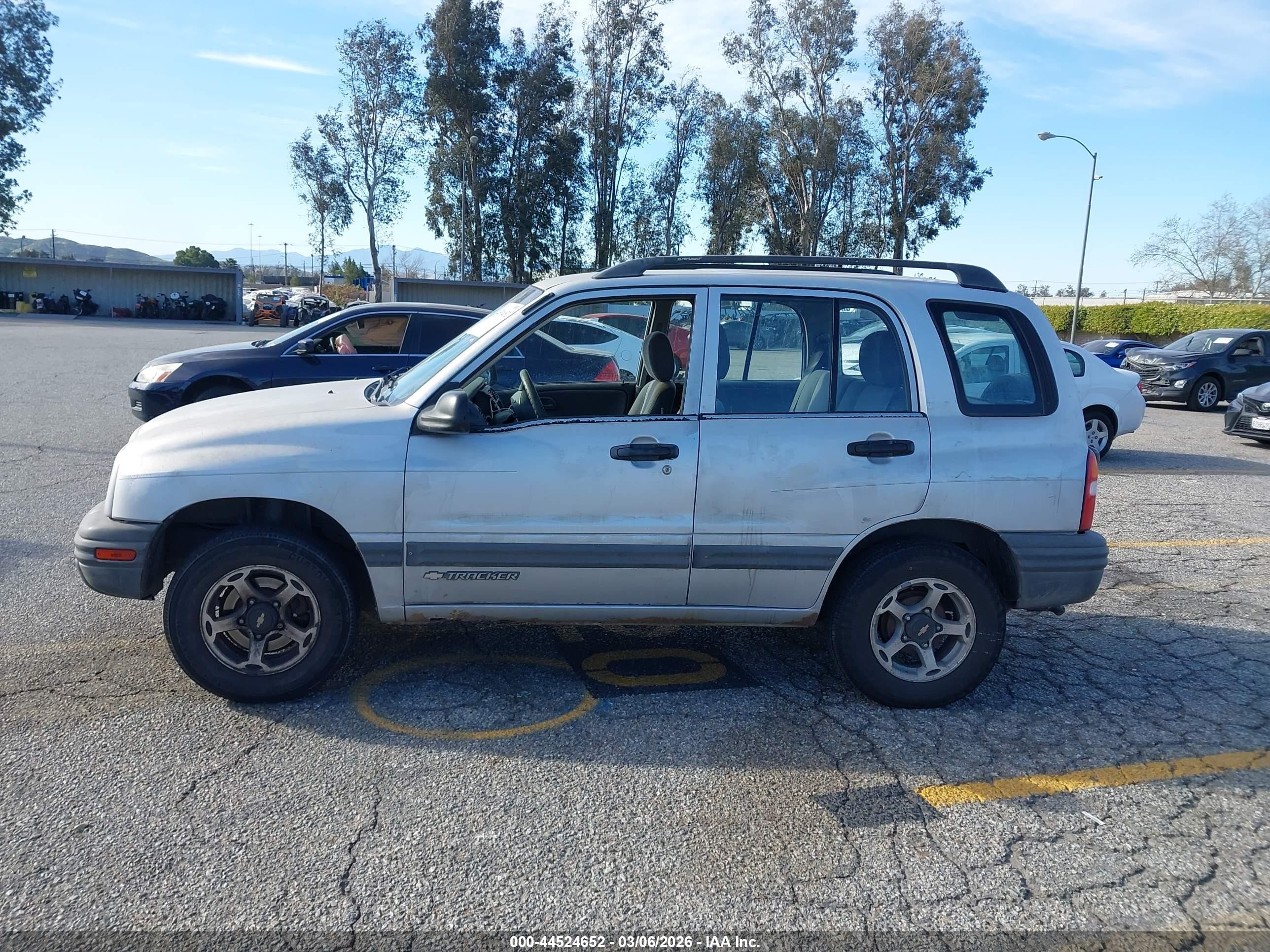 2000 Chevrolet Tracker Hard Top Silver vin: 2CNBJ13CXY6919553