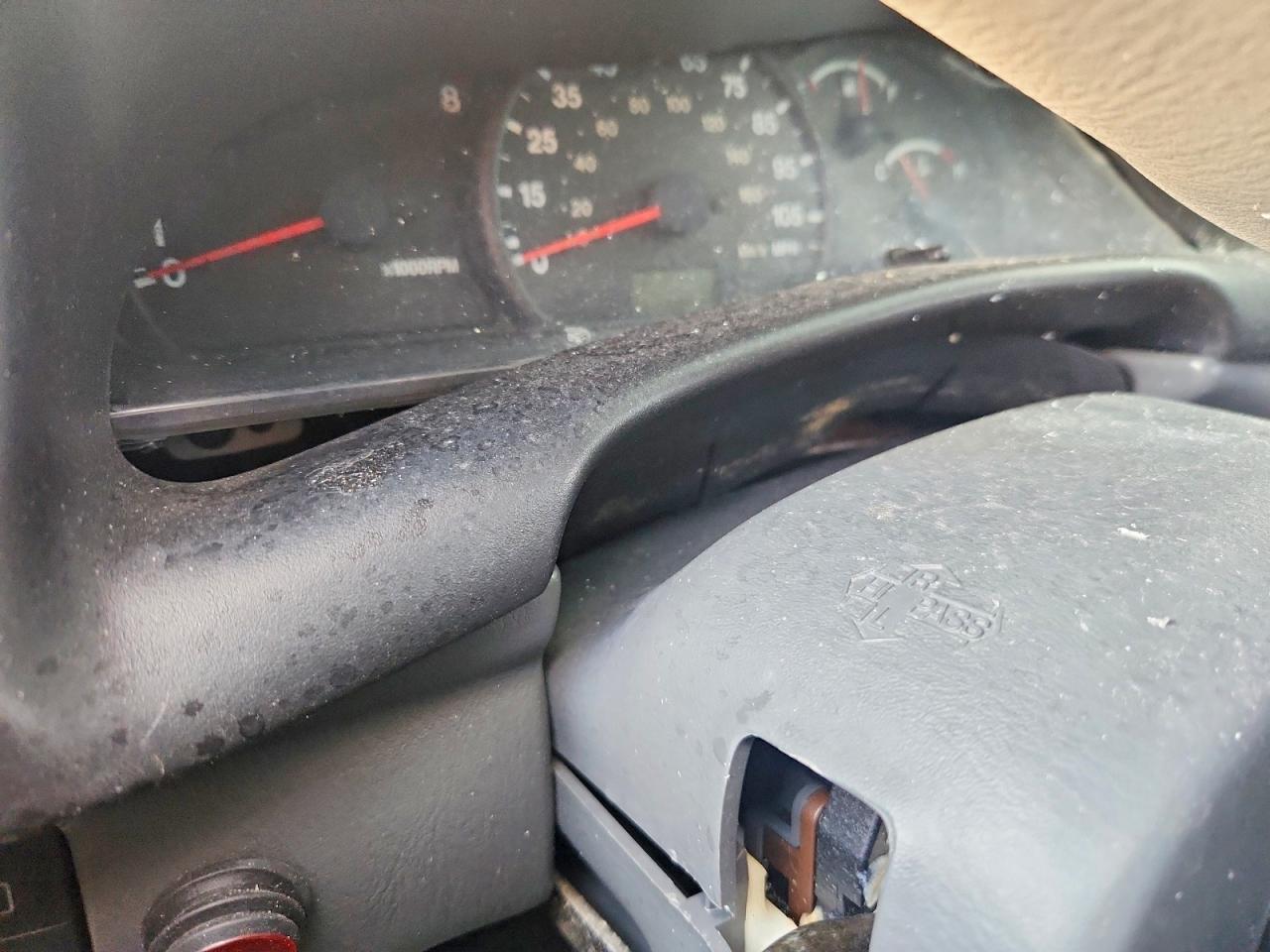 2000 Chevrolet Tracker Silver vin: 2CNBJ13CXY6927393