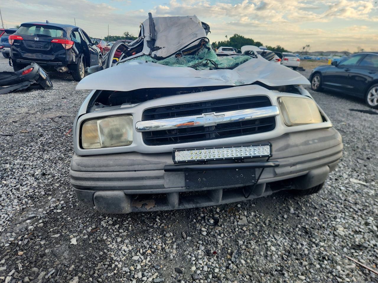 2000 Chevrolet Tracker Silver vin: 2CNBJ13CXY6927393