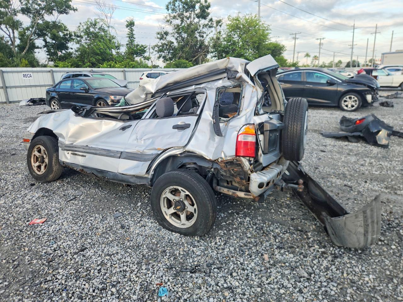 2000 Chevrolet Tracker Silver vin: 2CNBJ13CXY6927393
