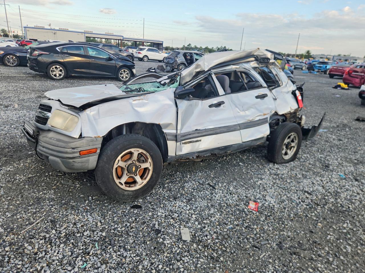 2000 Chevrolet Tracker Silver vin: 2CNBJ13CXY6927393