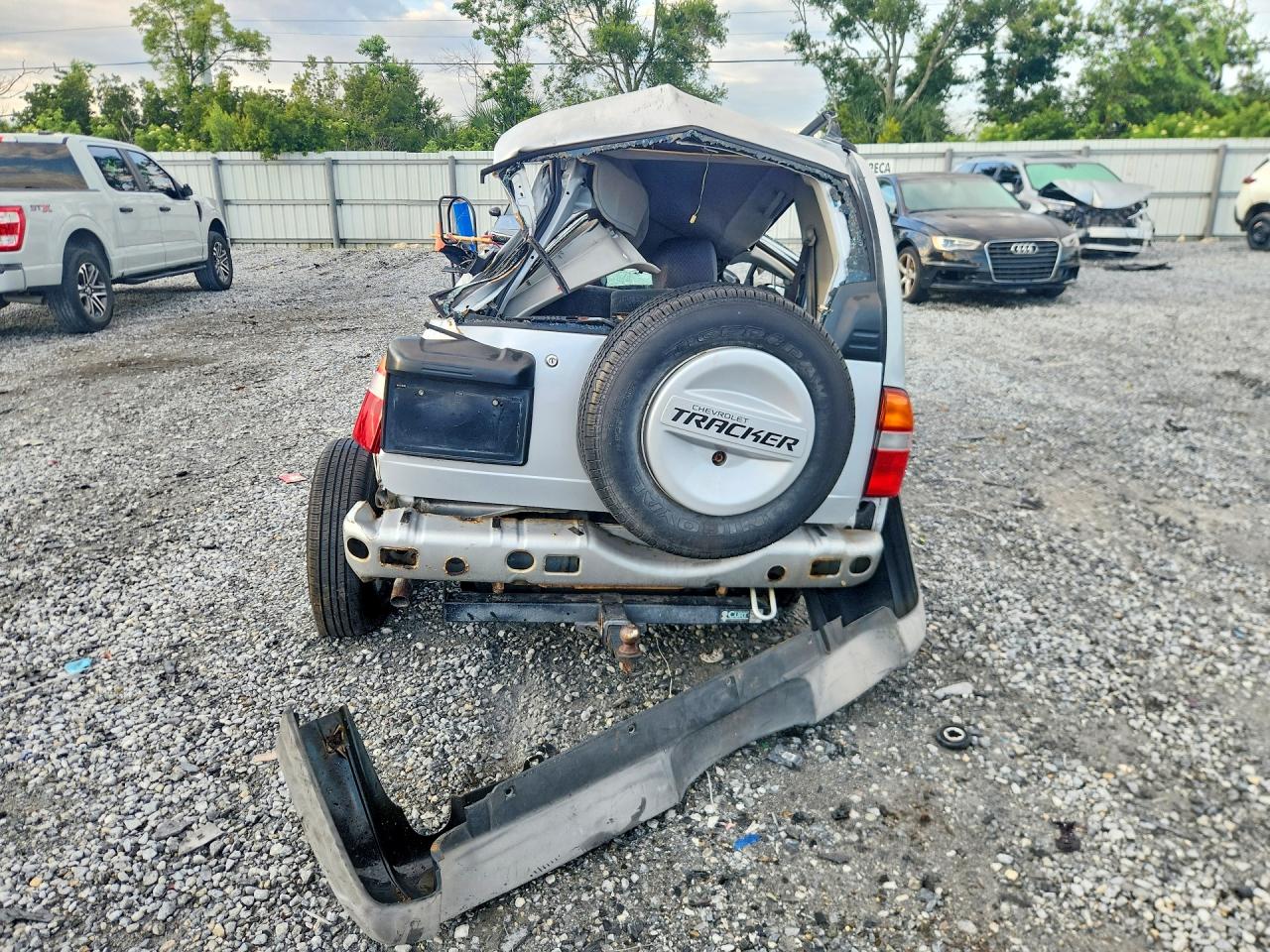 2000 Chevrolet Tracker Silver vin: 2CNBJ13CXY6927393